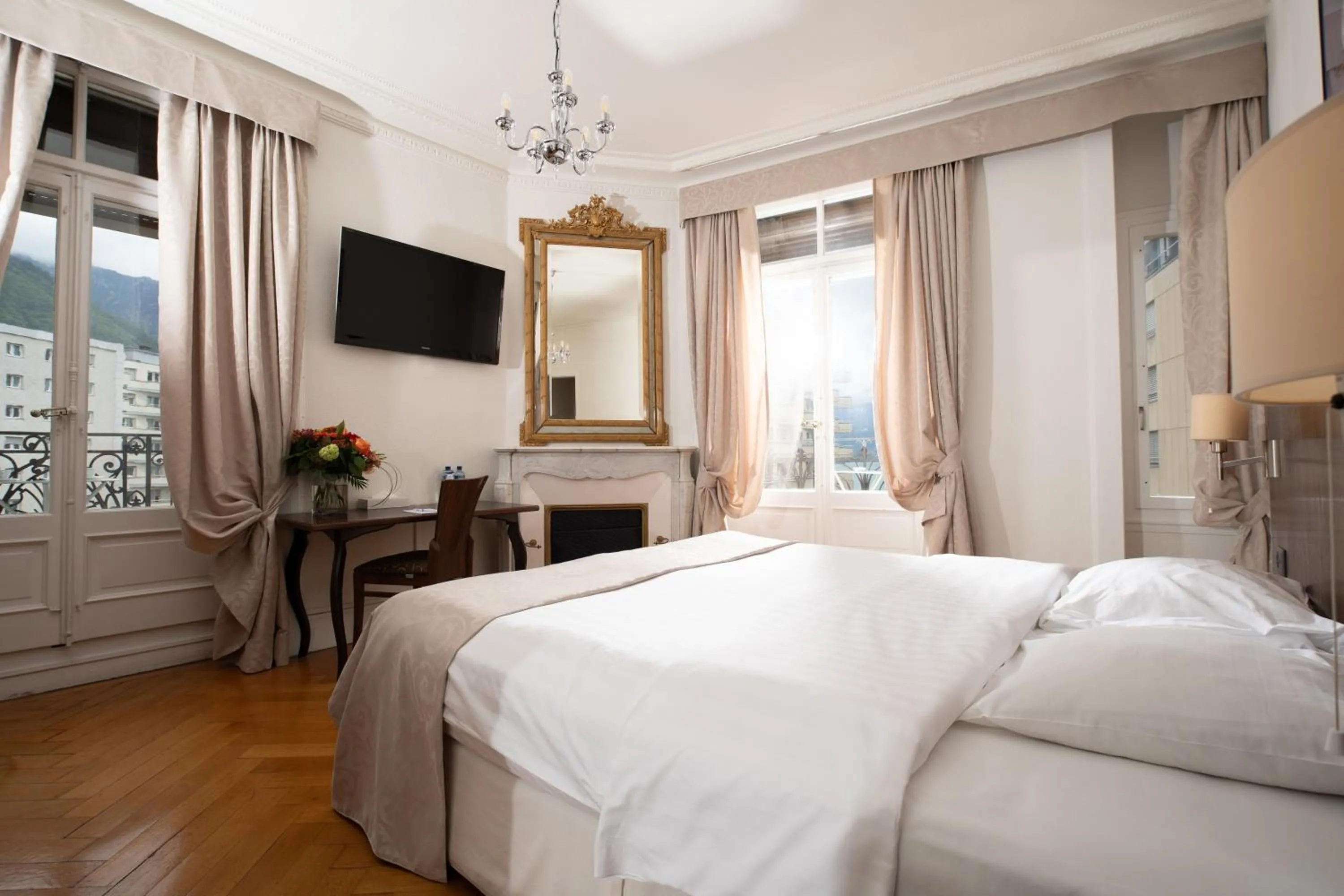 Photo of the whole room, Bed in J5 Hotels Helvetie & La Brasserie