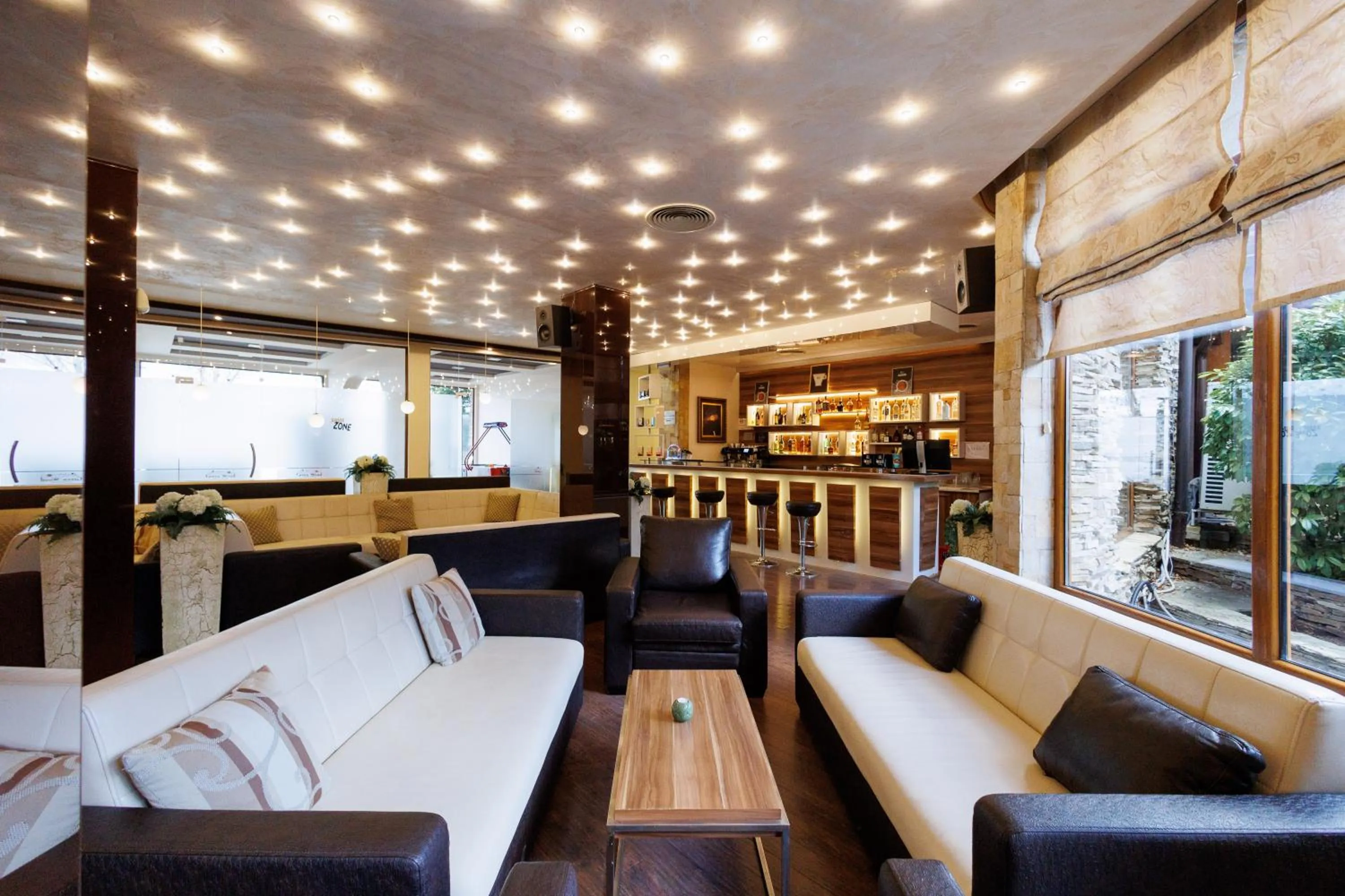 Communal lounge/ TV room in Smartr Green Wood Hotel & Spa