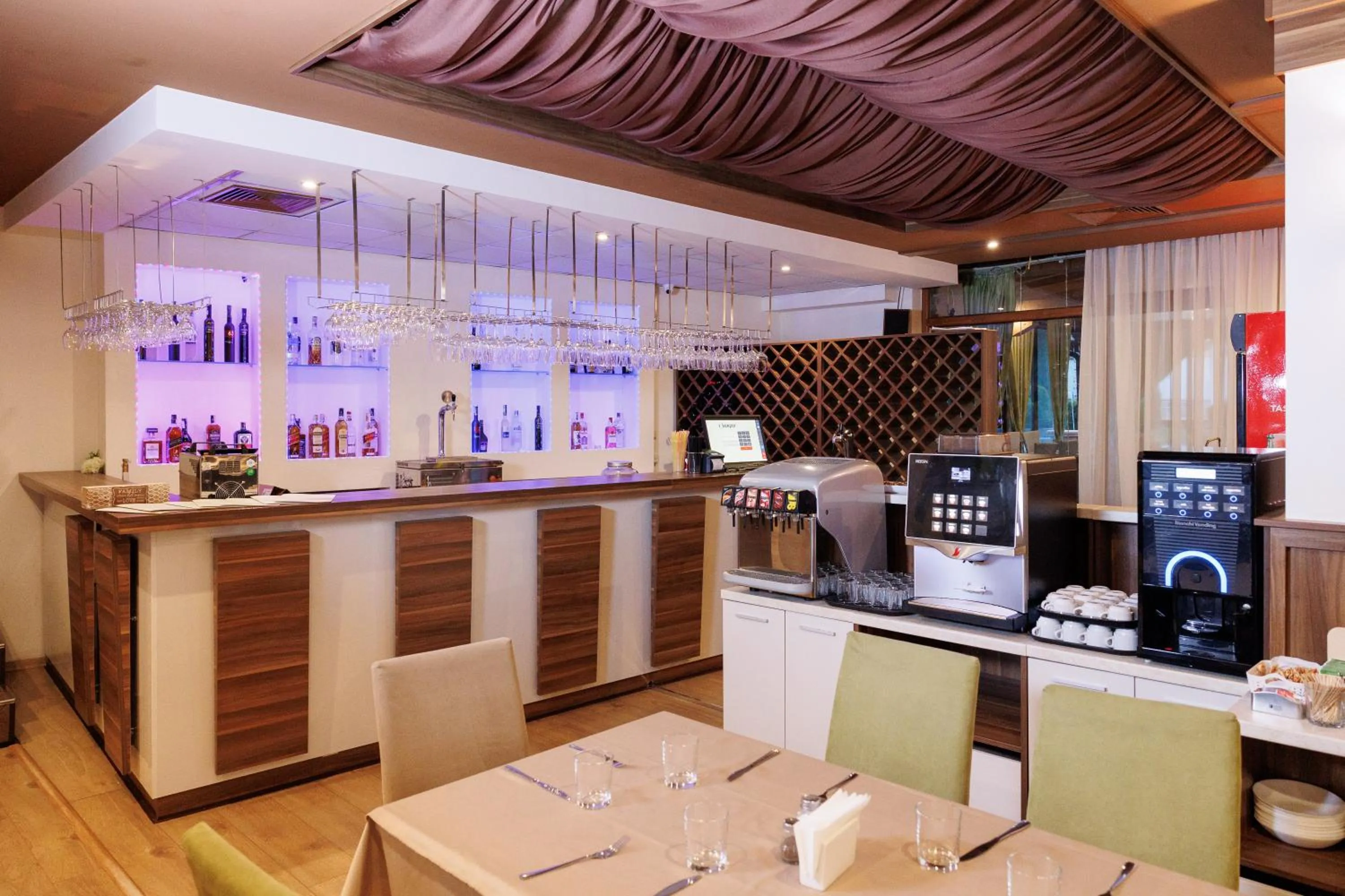 Restaurant/places to eat in Smartr Green Wood Hotel & Spa