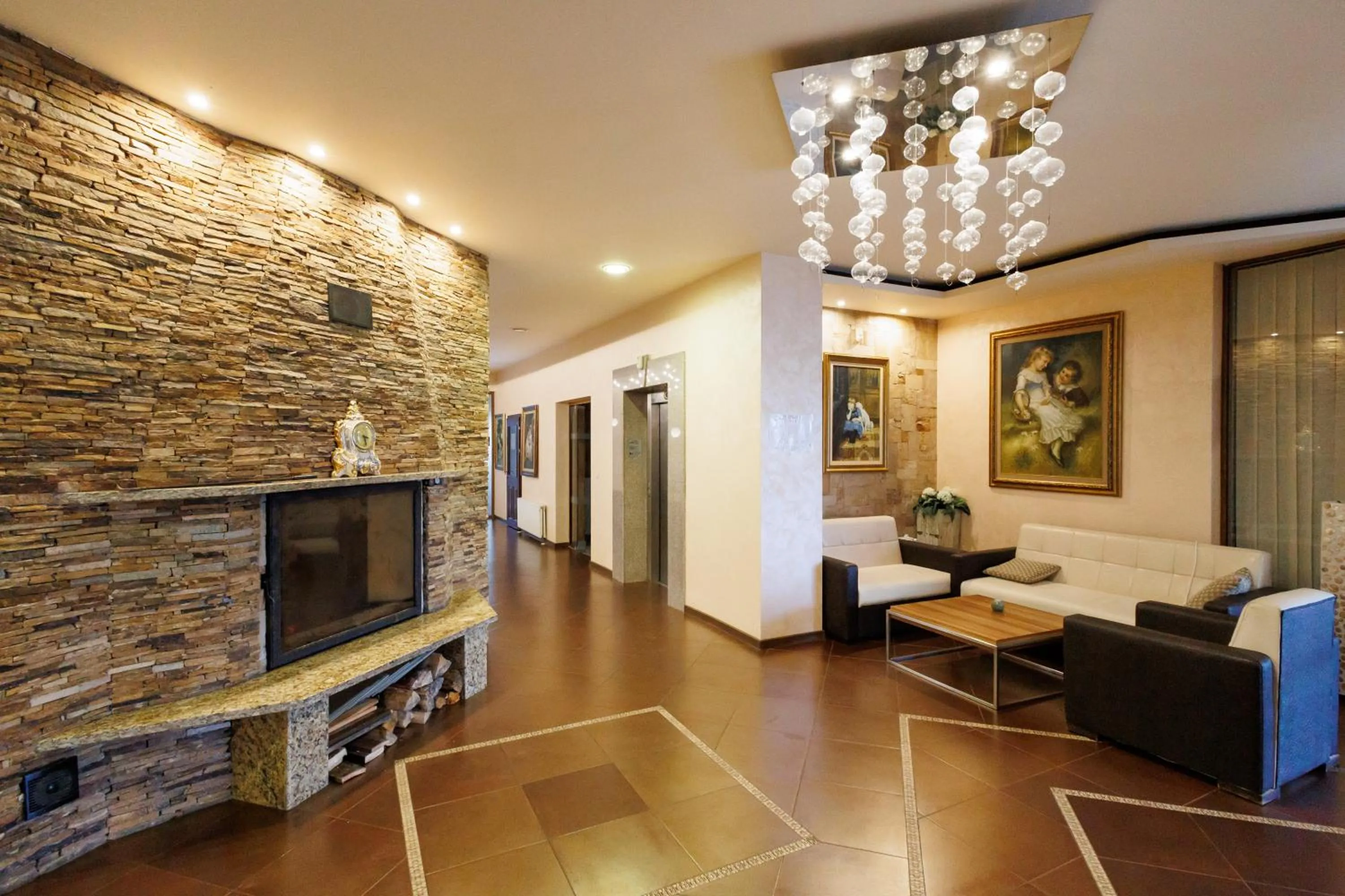 Communal lounge/ TV room in Smartr Green Wood Hotel & Spa