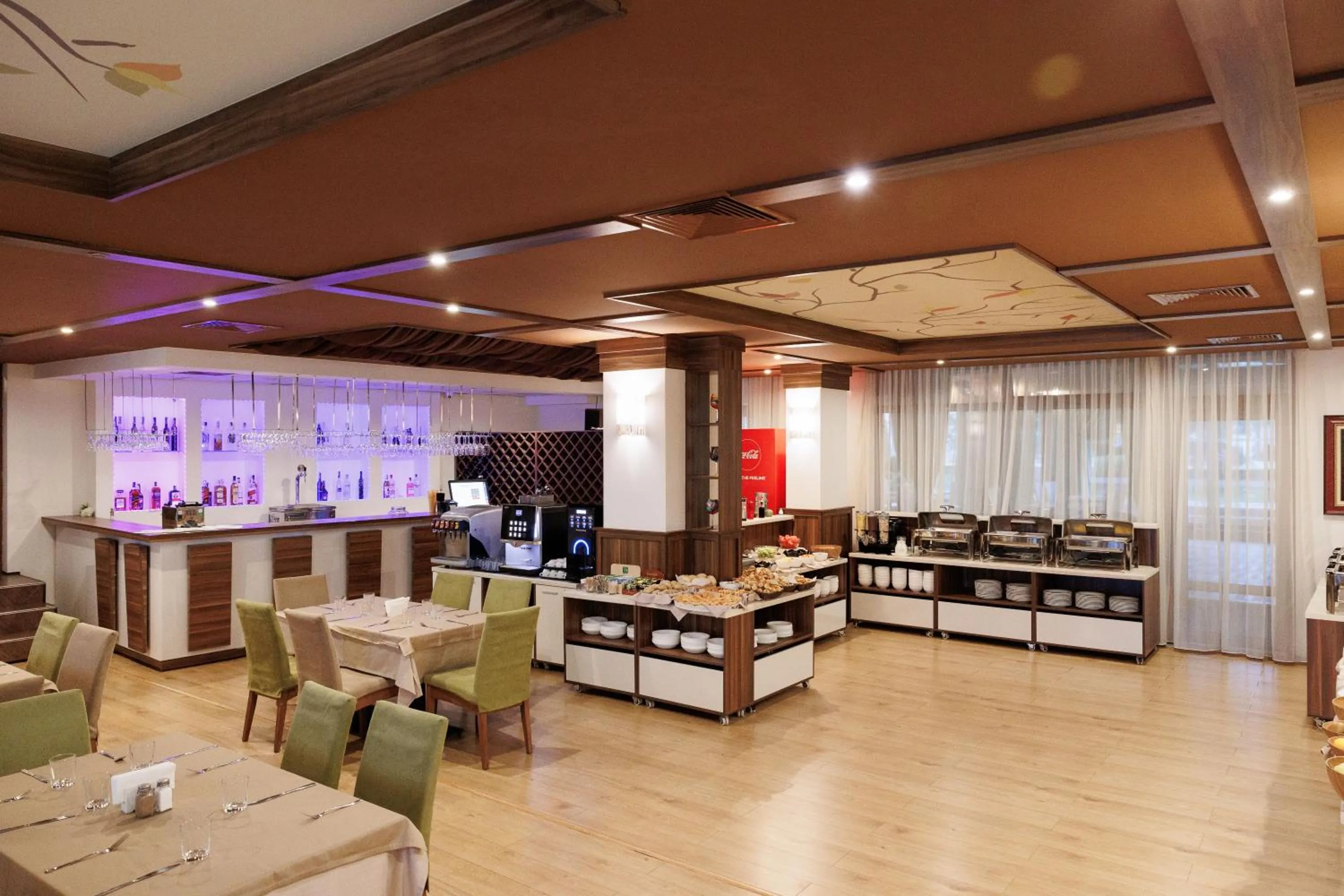 Restaurant/places to eat in Smartr Green Wood Hotel & Spa