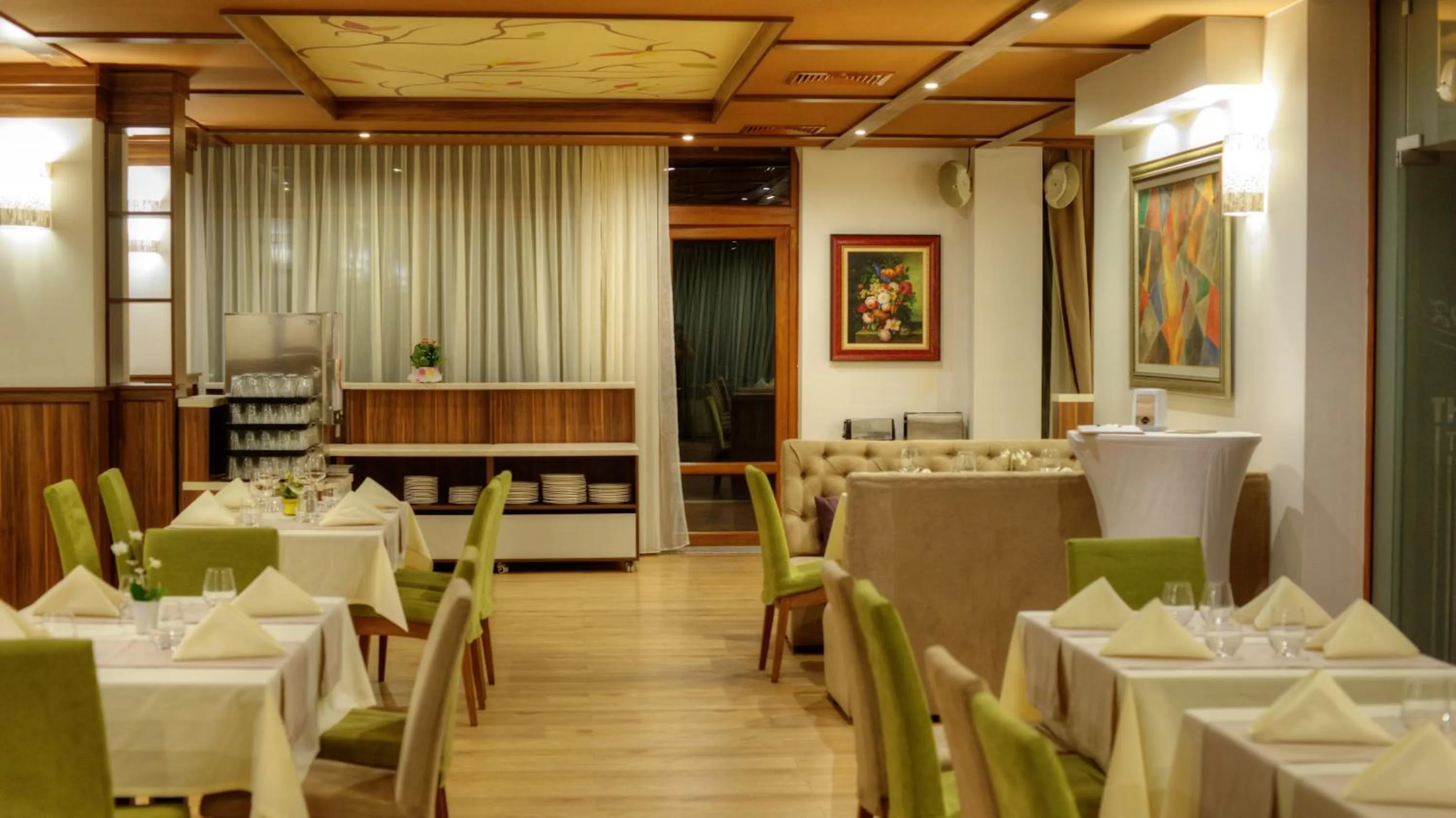 Restaurant/places to eat in Smartr Green Wood Hotel & Spa