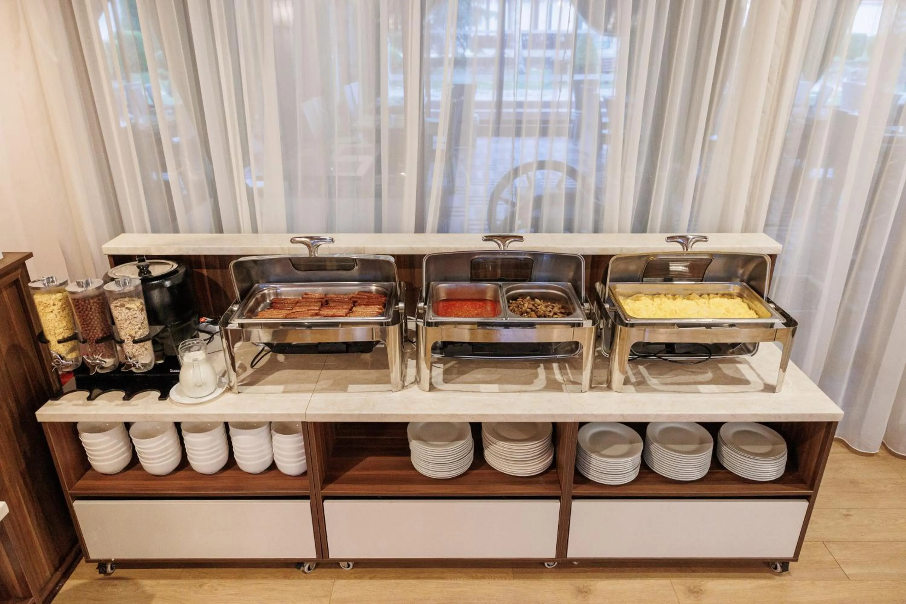 Restaurant/places to eat in Smartr Green Wood Hotel & Spa