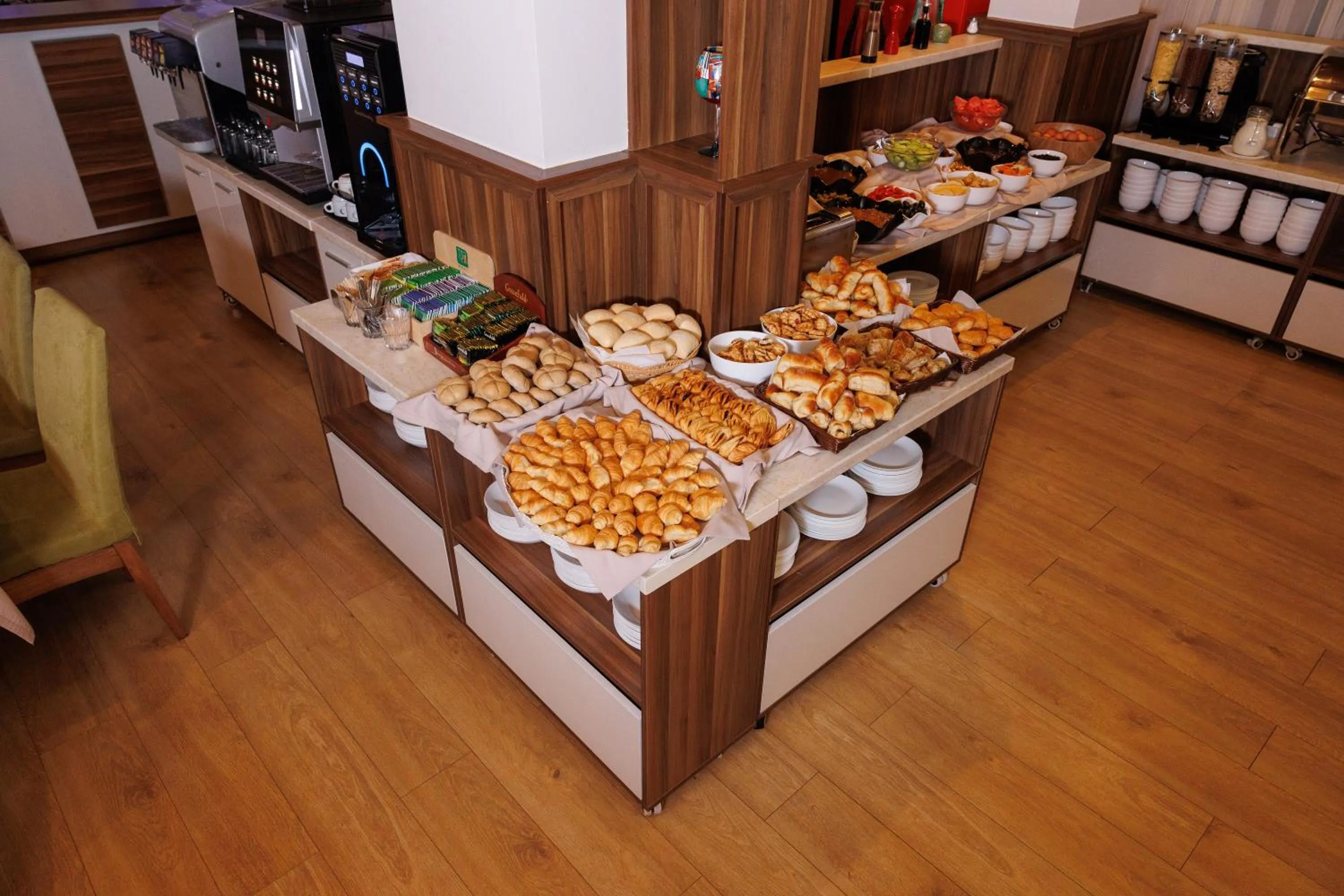 Restaurant/places to eat in Smartr Green Wood Hotel & Spa