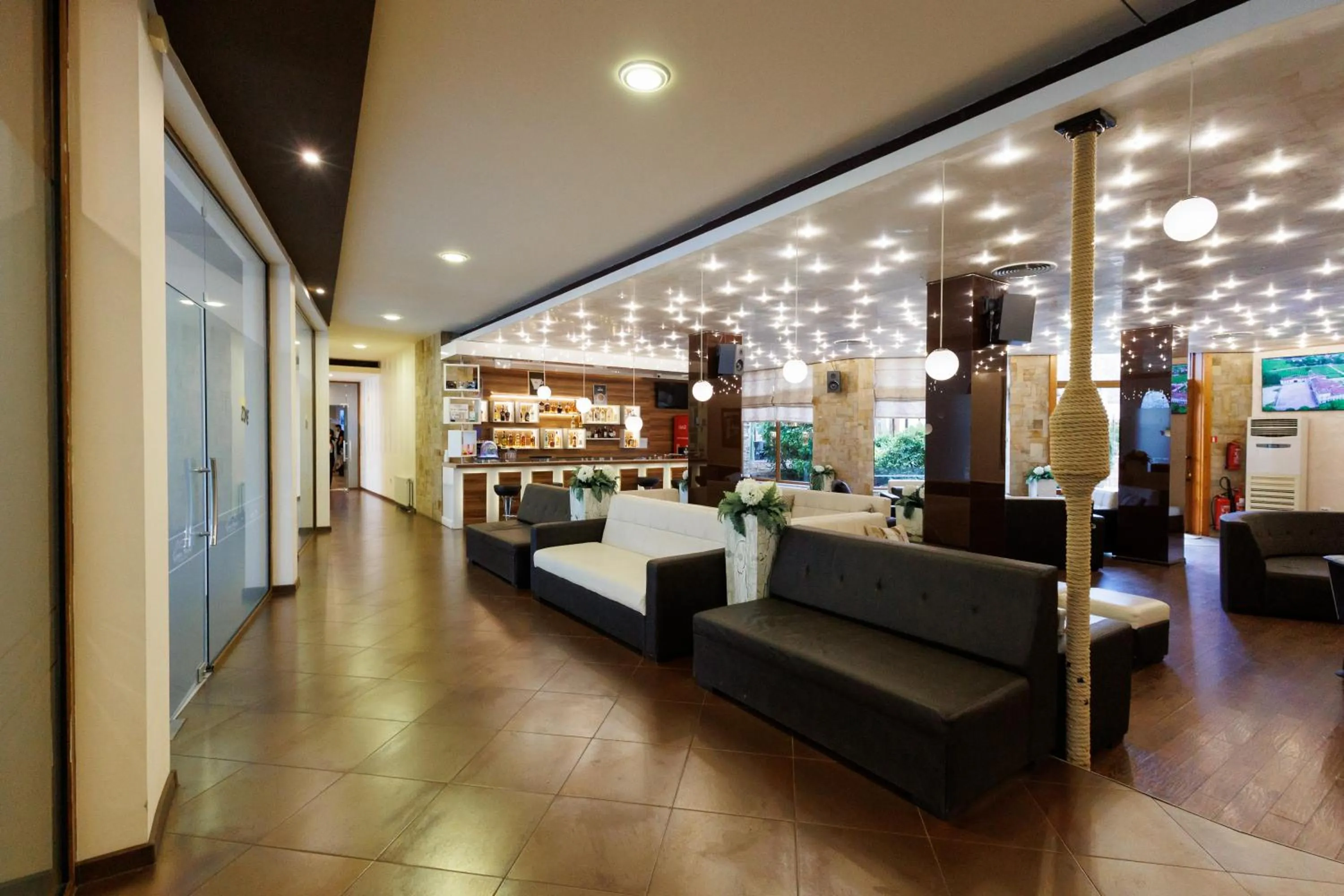 Communal lounge/ TV room in Smartr Green Wood Hotel & Spa