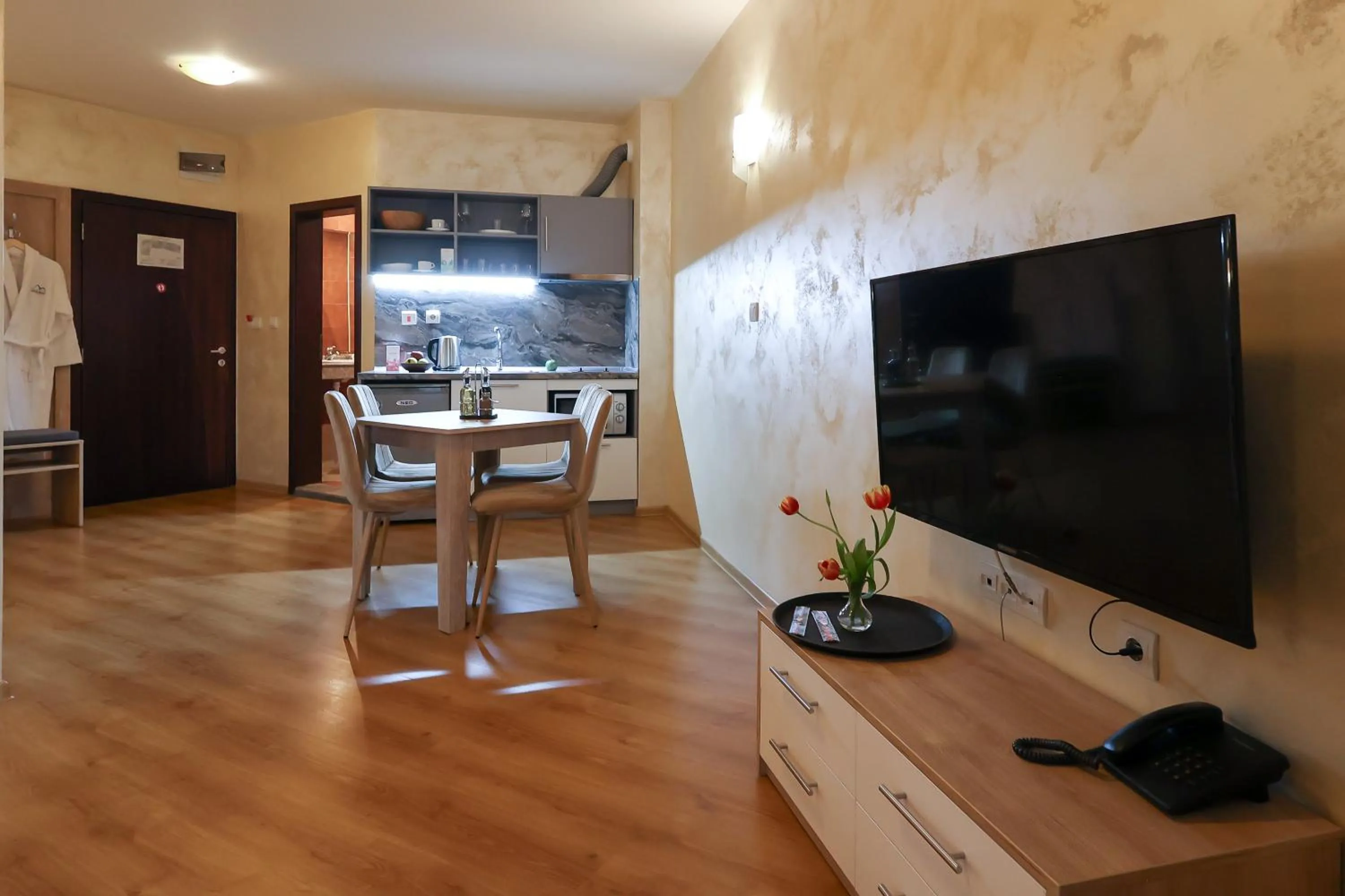 Food and drinks in Smartr Green Wood Hotel & Spa