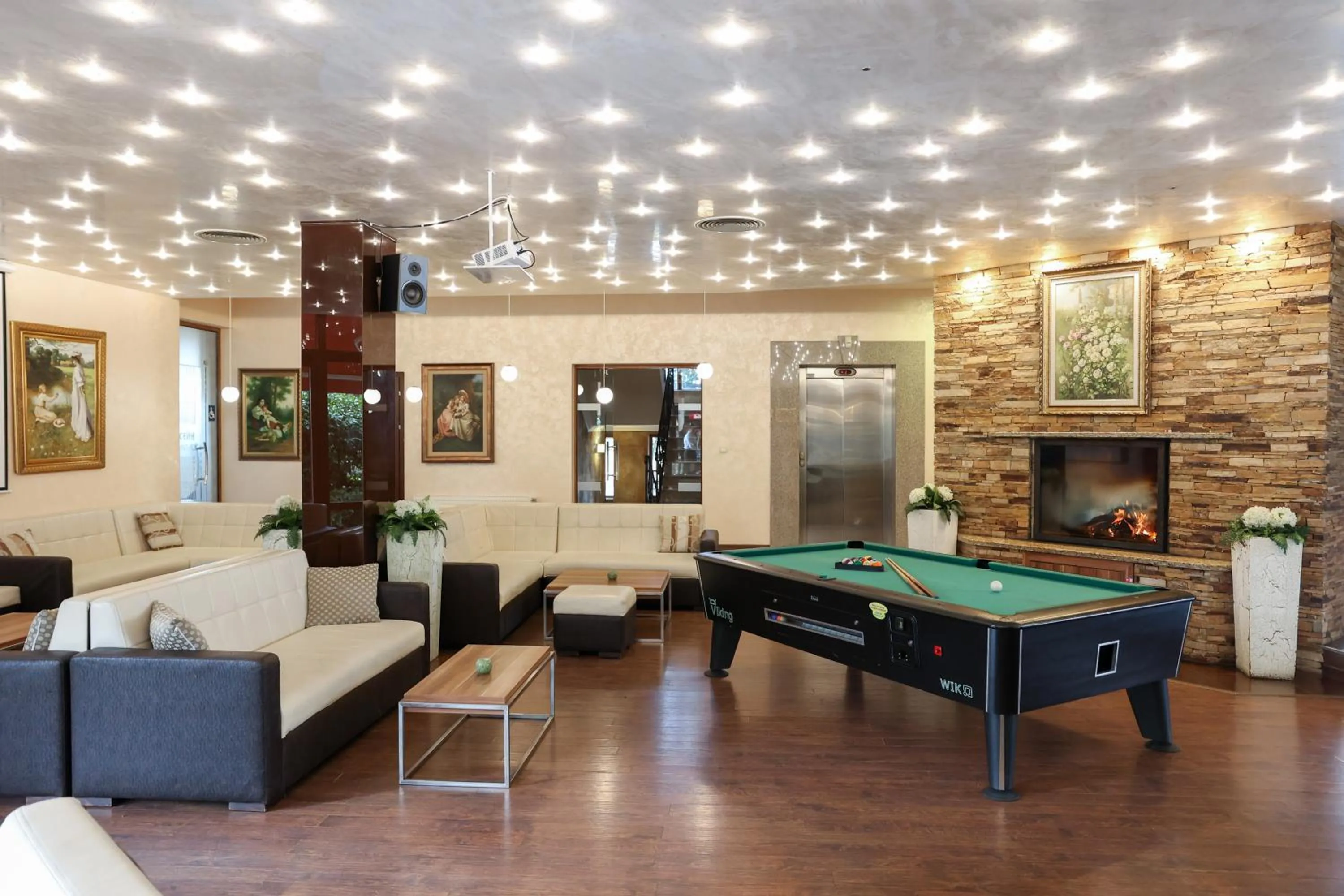 Billiard in Smartr Green Wood Hotel & Spa