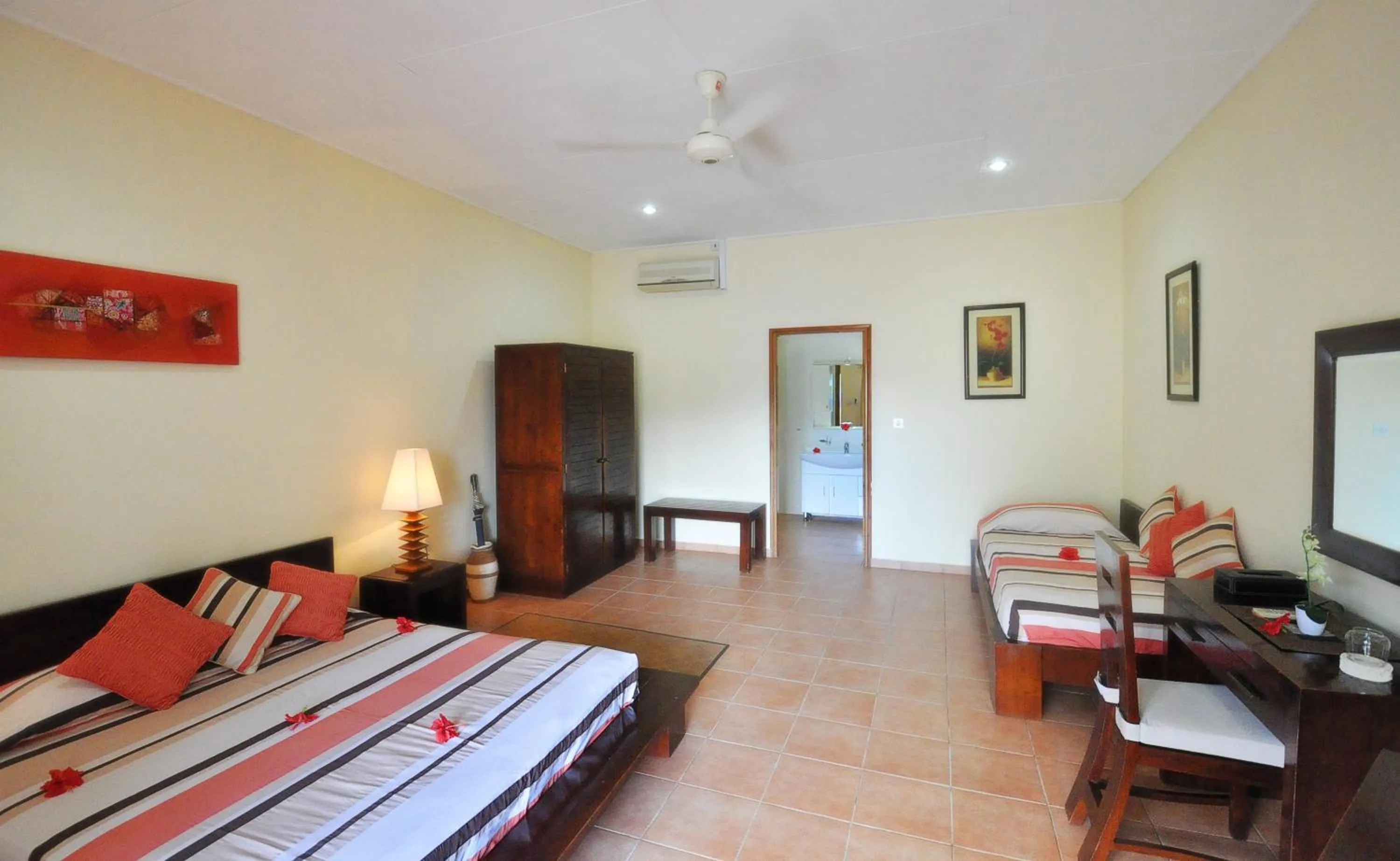 Bedroom, Bed in Britannia Hotel