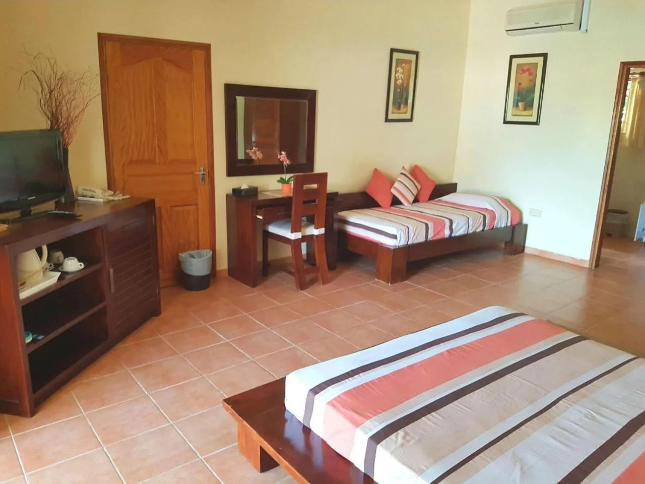 Bedroom, Bed in Britannia Hotel