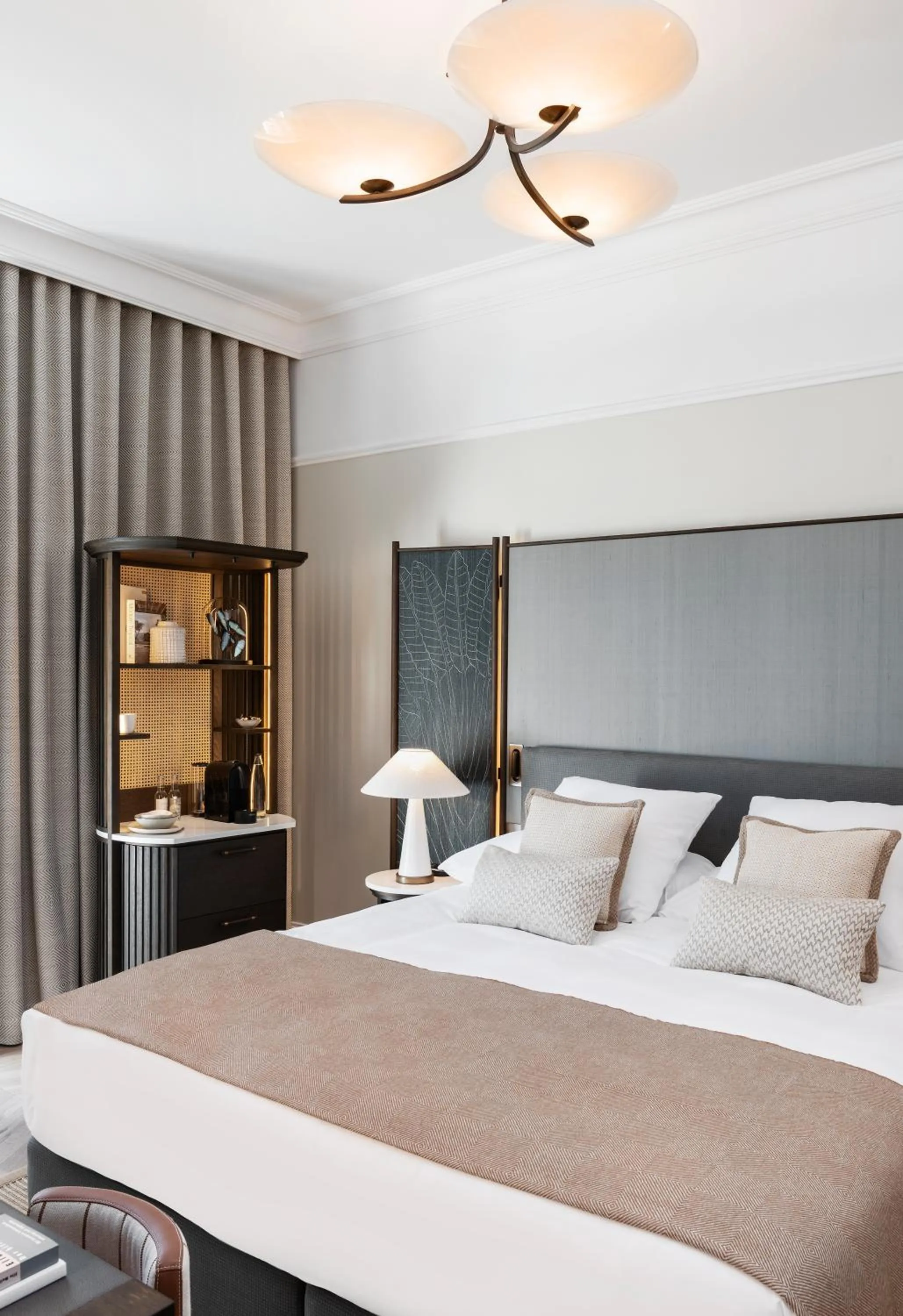 Bed in Small Luxury Hotel Ambassador Zurich