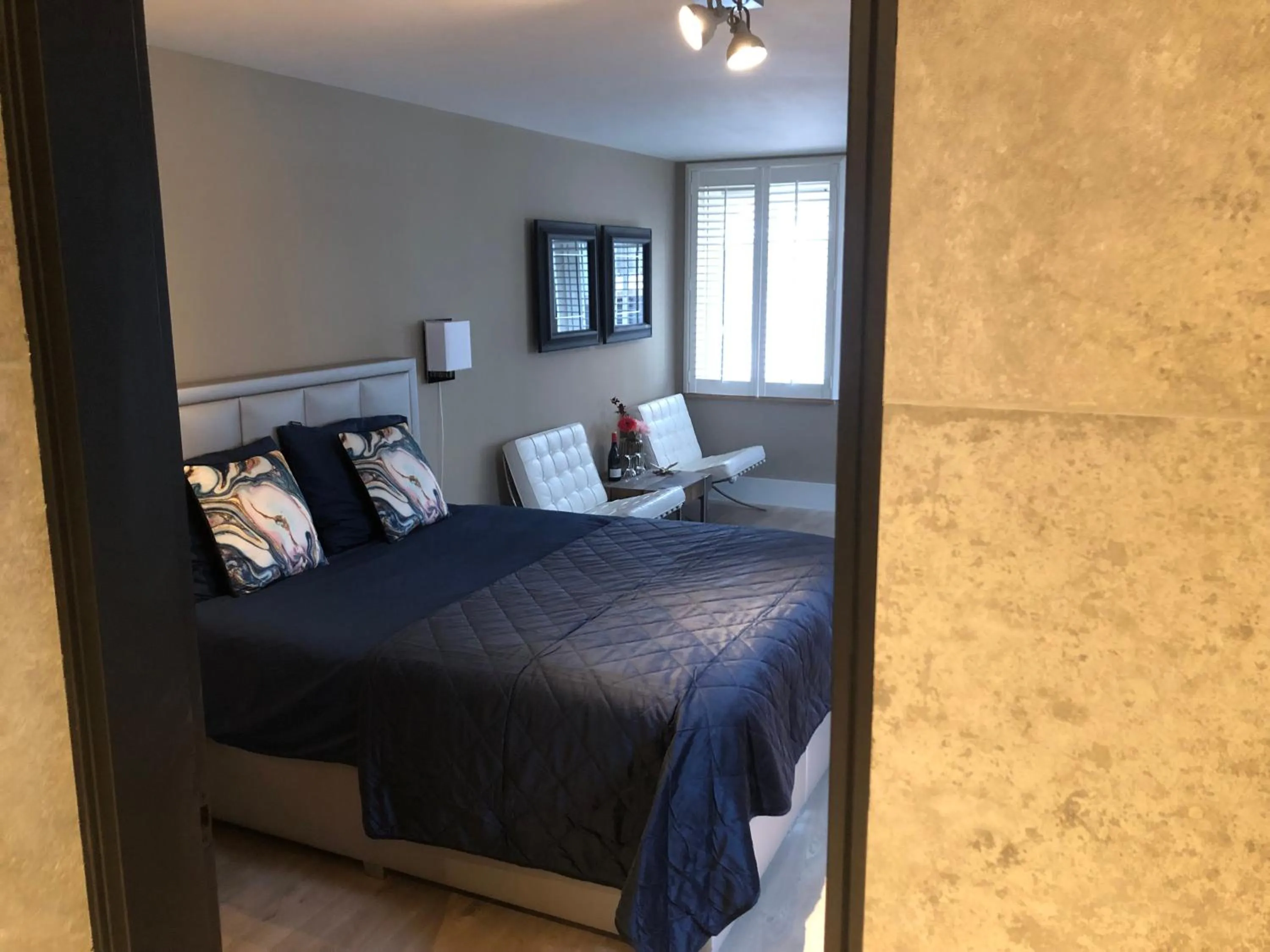 Seating area, Bed in B&B de Nieuwe Haven