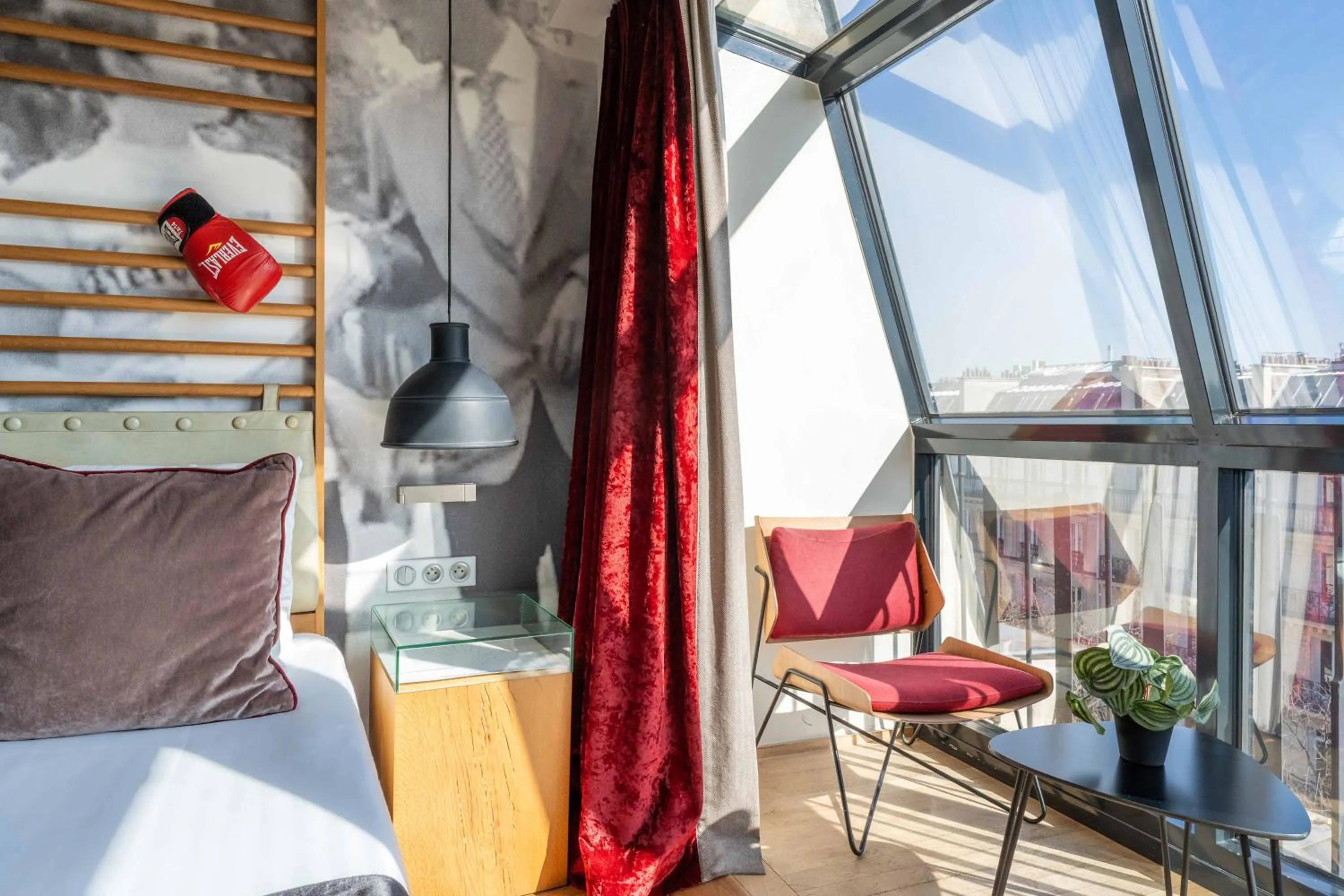 Bedroom, Bed in Le 123 Sébastopol - Astotel