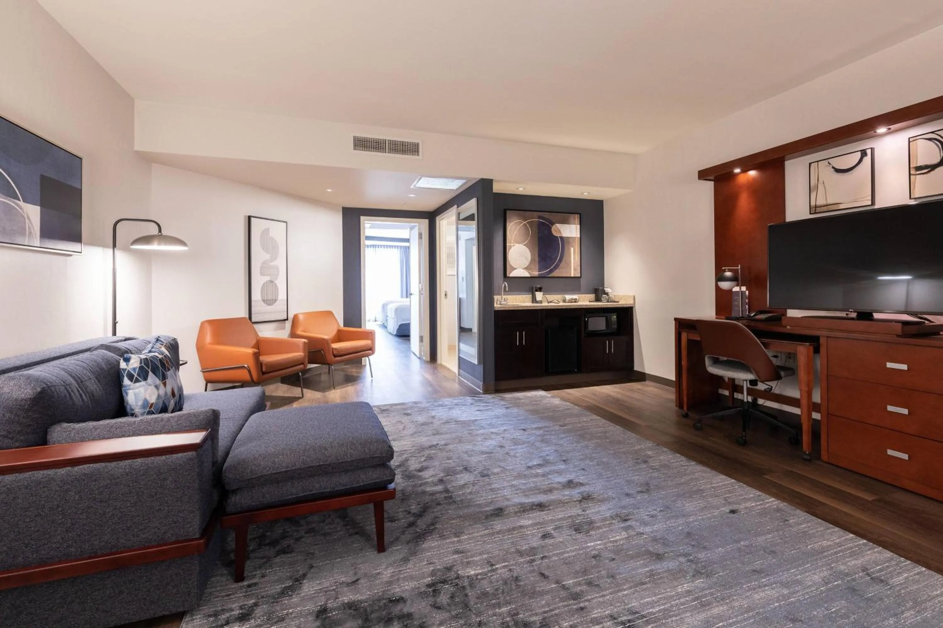 Living room in Courtyard by Marriott Cincinnati Midtown/Rookwood