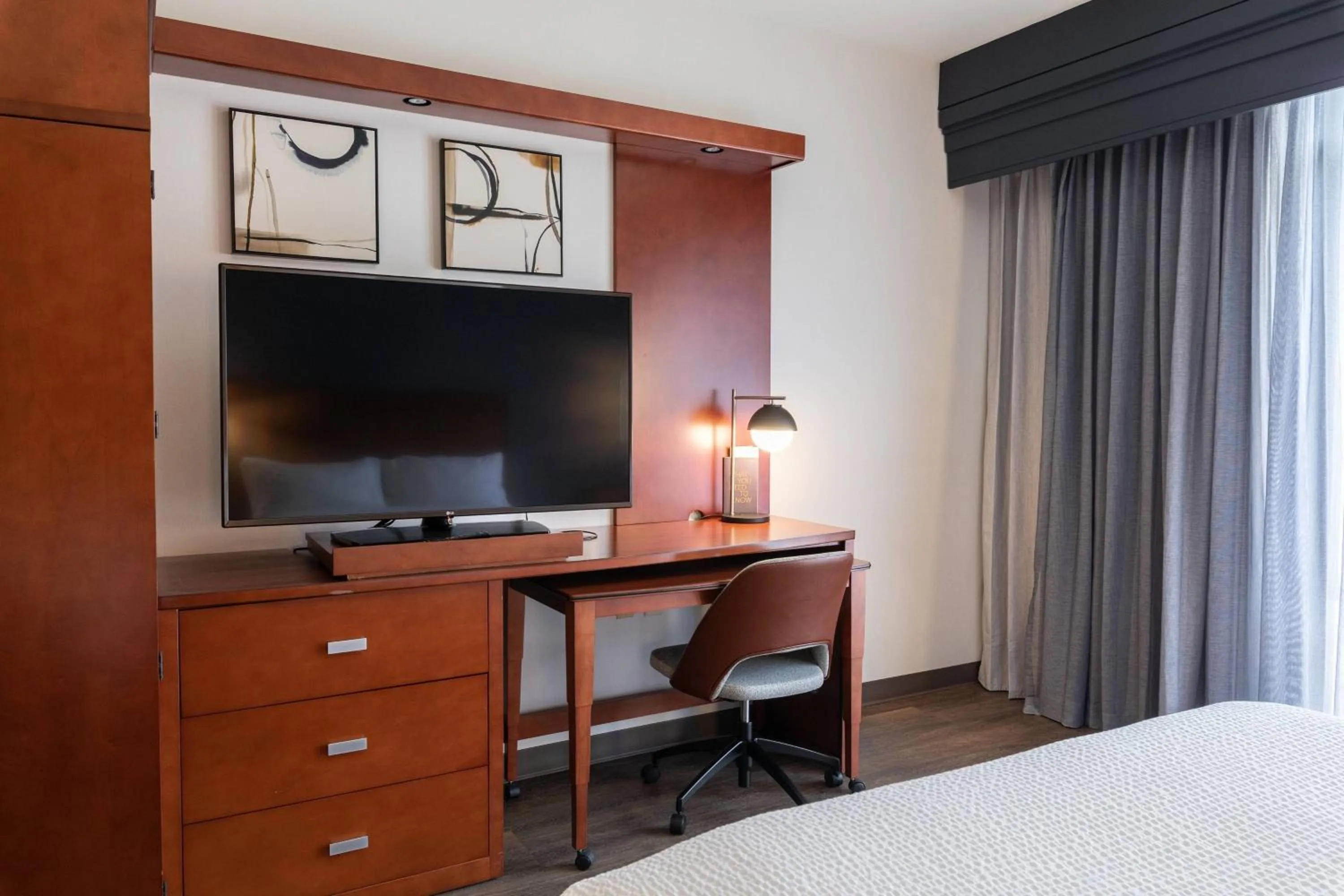 Photo of the whole room, Bed in Courtyard by Marriott Cincinnati Midtown/Rookwood