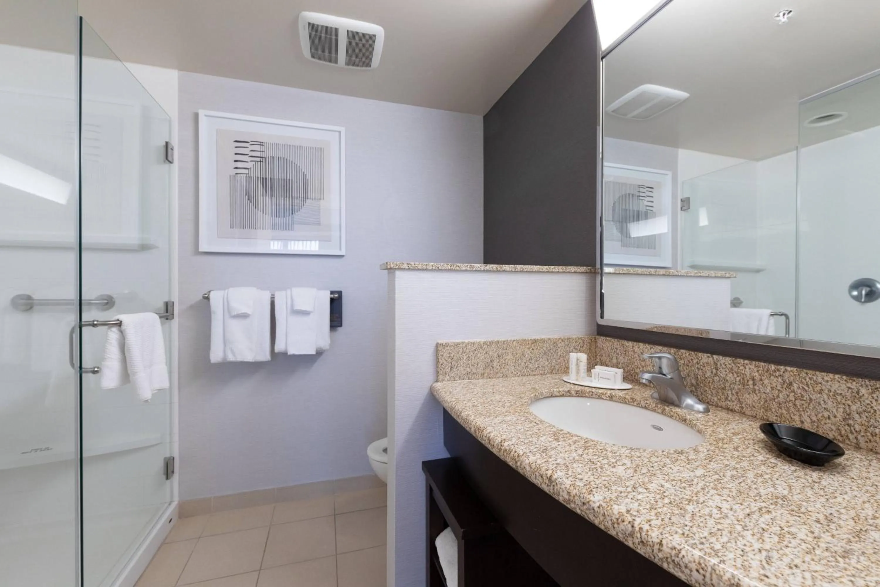 Bathroom in Courtyard by Marriott Cincinnati Midtown/Rookwood