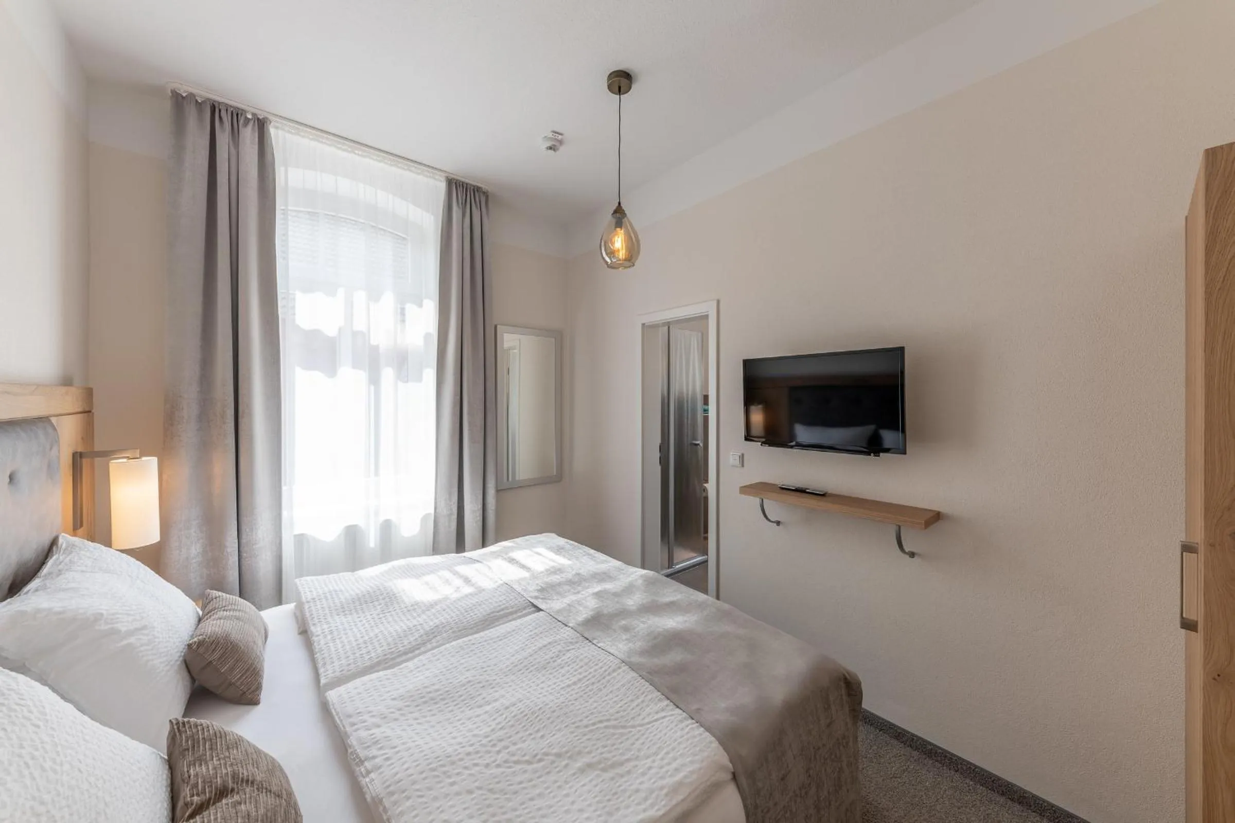 Photo of the whole room, Bed in 24/7 Selfcheckin