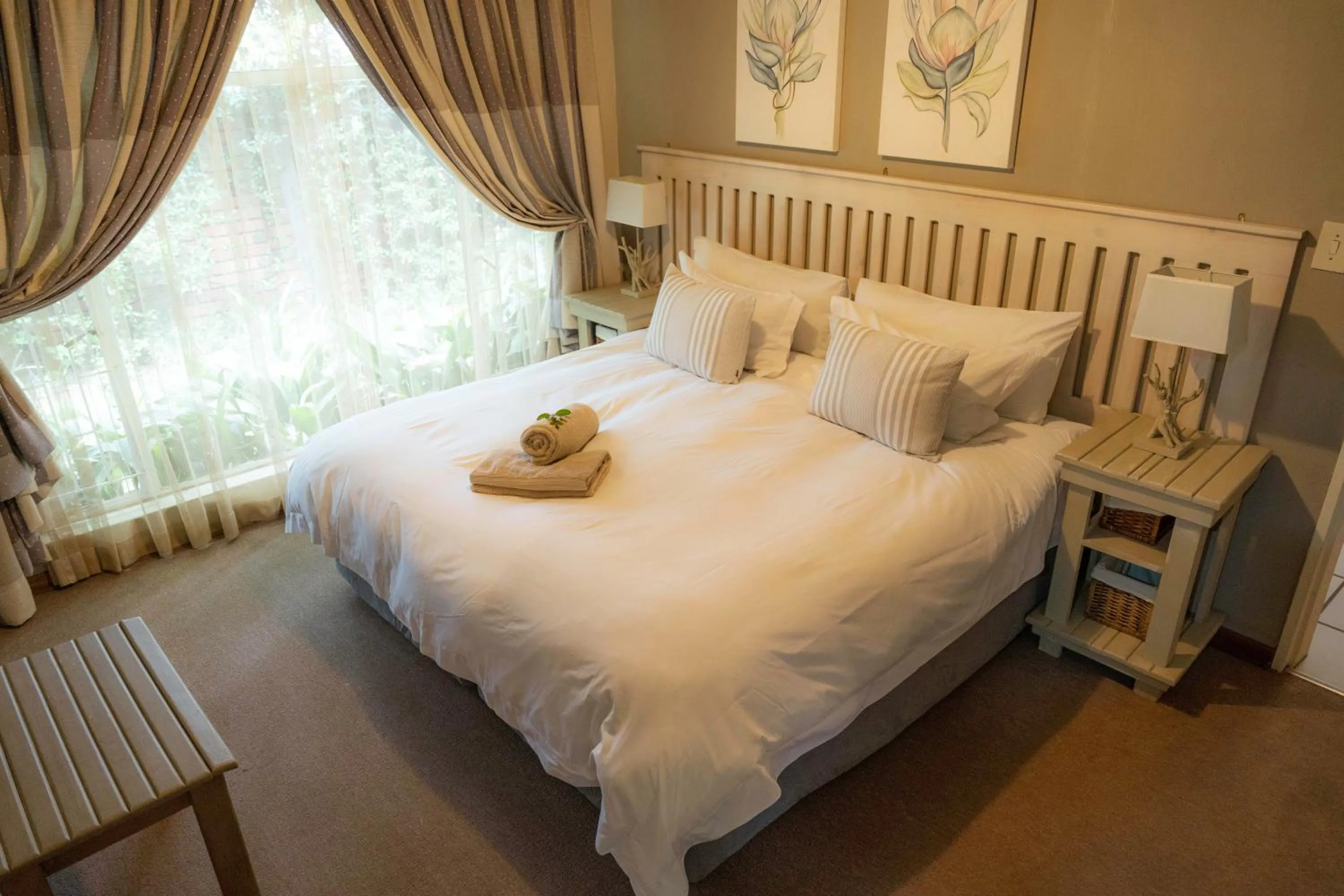 Photo of the whole room, Bed in L'anda Guesthouse & self catering