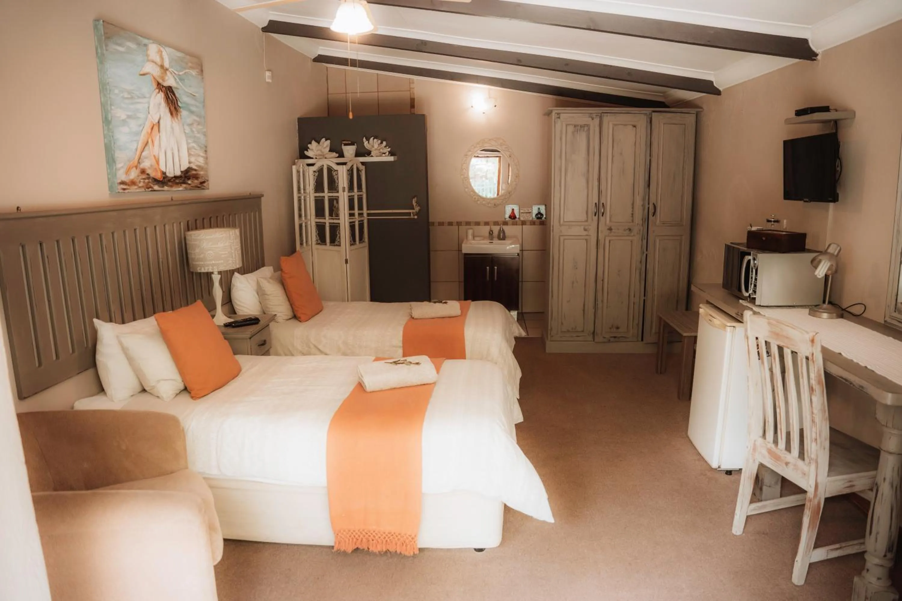 Photo of the whole room, Bed in L'anda Guesthouse & self catering