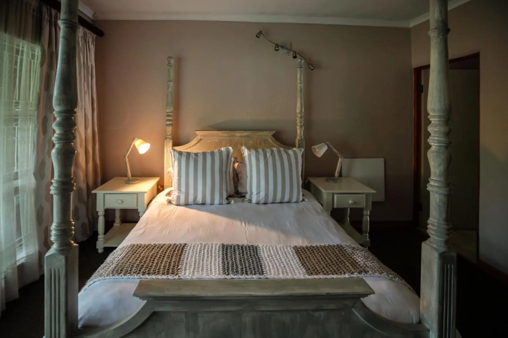 Photo of the whole room, Bed in L'anda Guesthouse & self catering