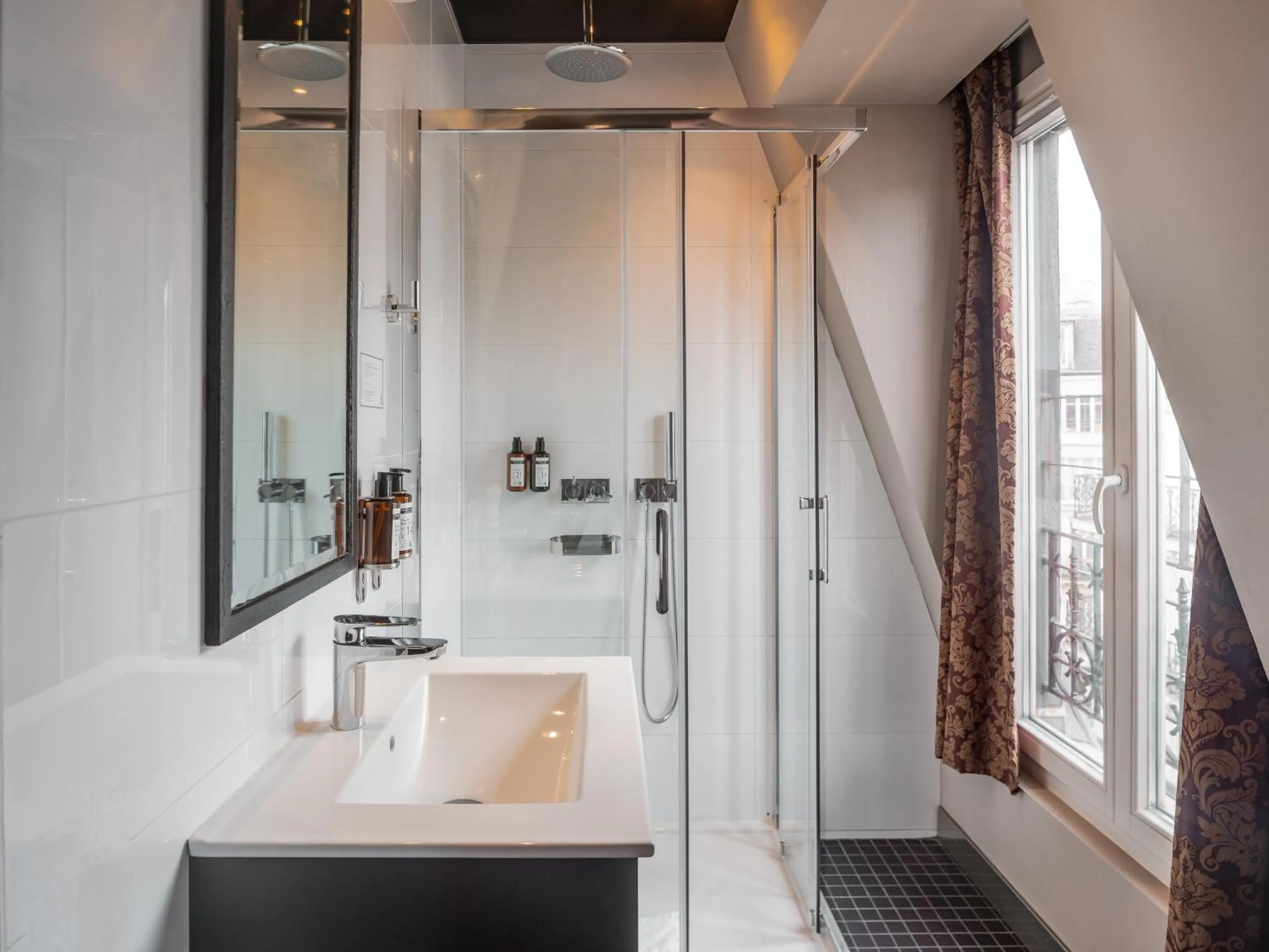 Shower in Grand Hotel Lafayette