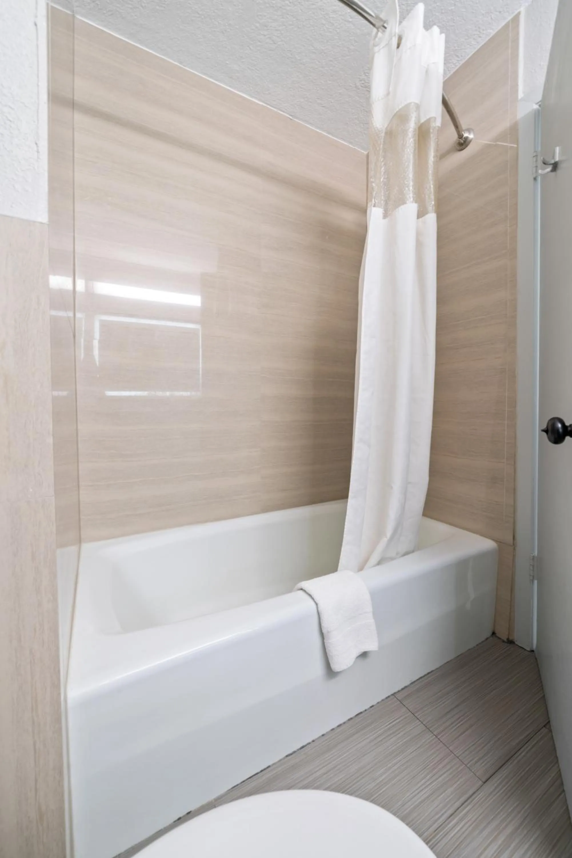 Shower, Bed in Americas Best Value Inn & Suites Brenham