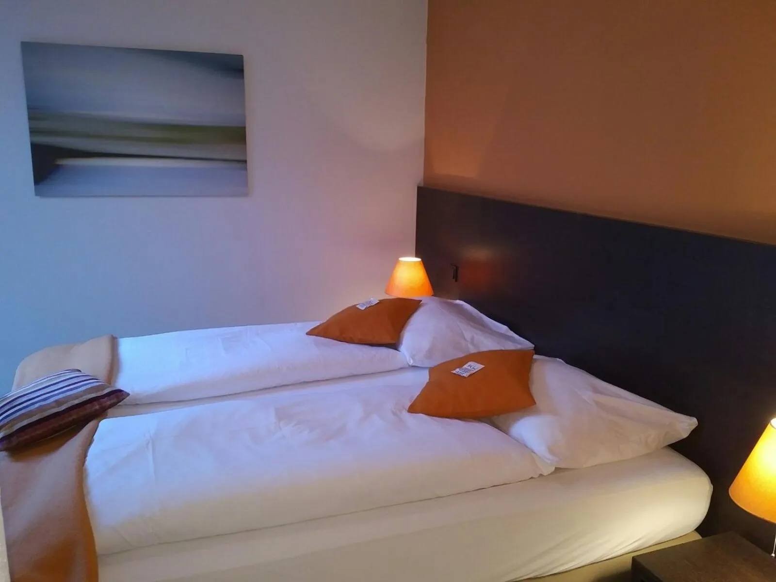 Bed in KH Hotel mit Restaurant