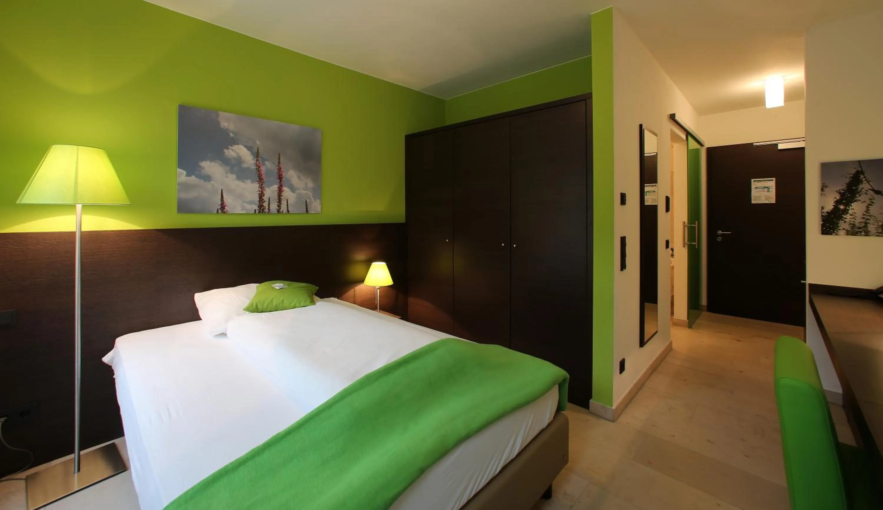 Photo of the whole room, Bed in KH Hotel mit Restaurant