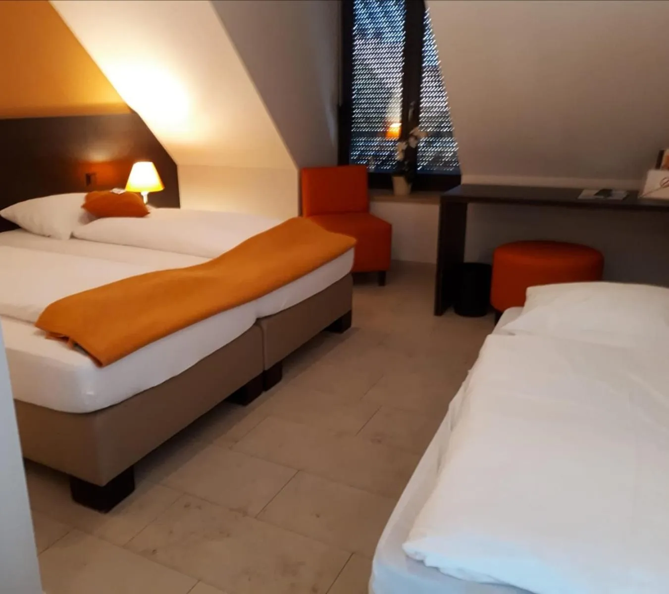 Bed in KH Hotel mit Restaurant