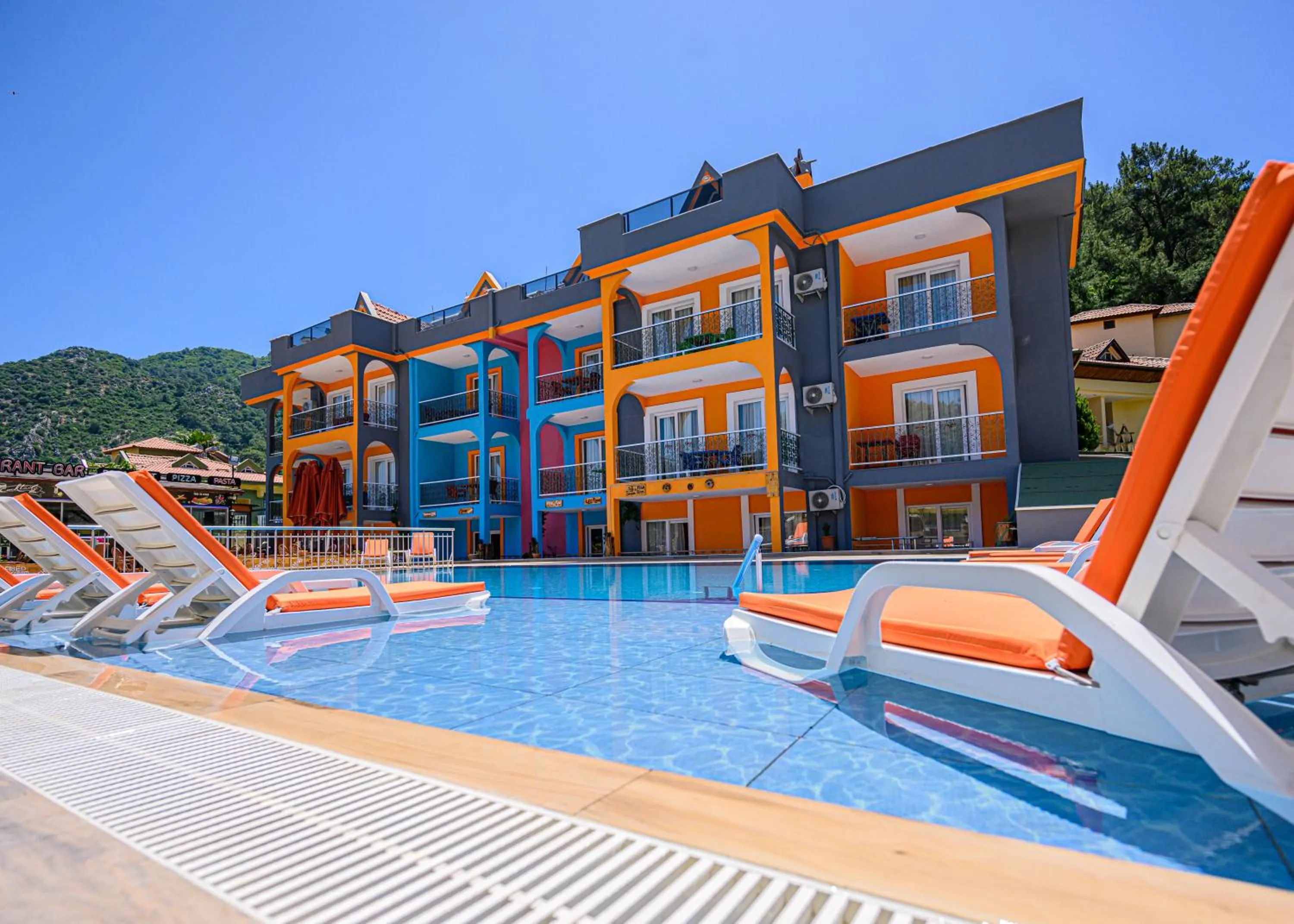 Swimming pool in Speedy Apart Otel