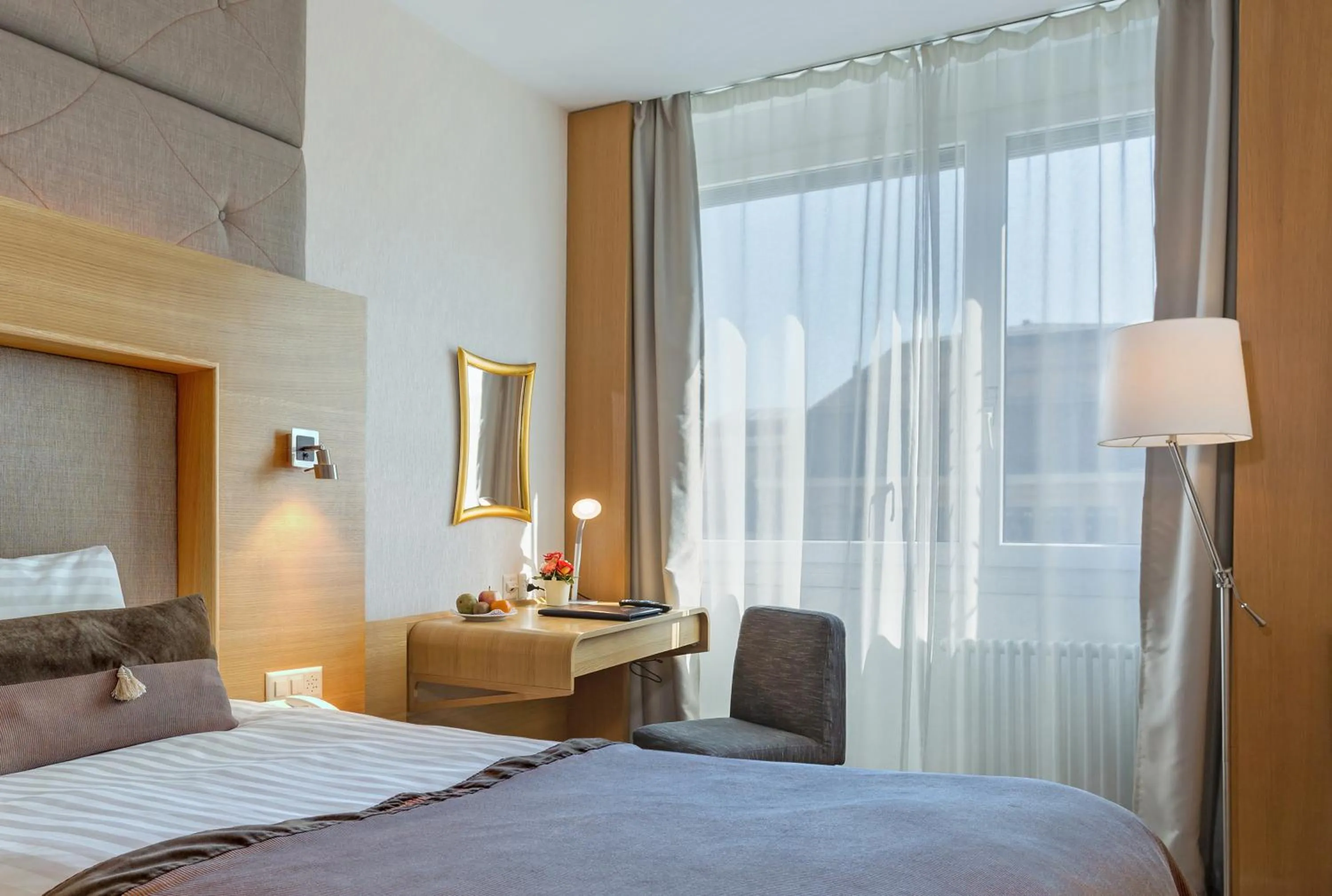 View (from property/room), Bed in Continental Hotel Lausanne