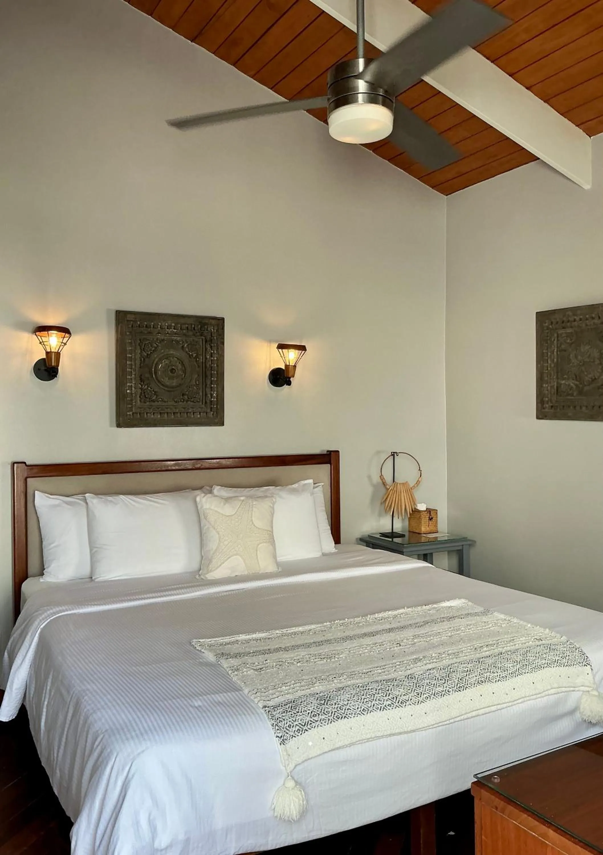 Bed in Mata Rocks Resort