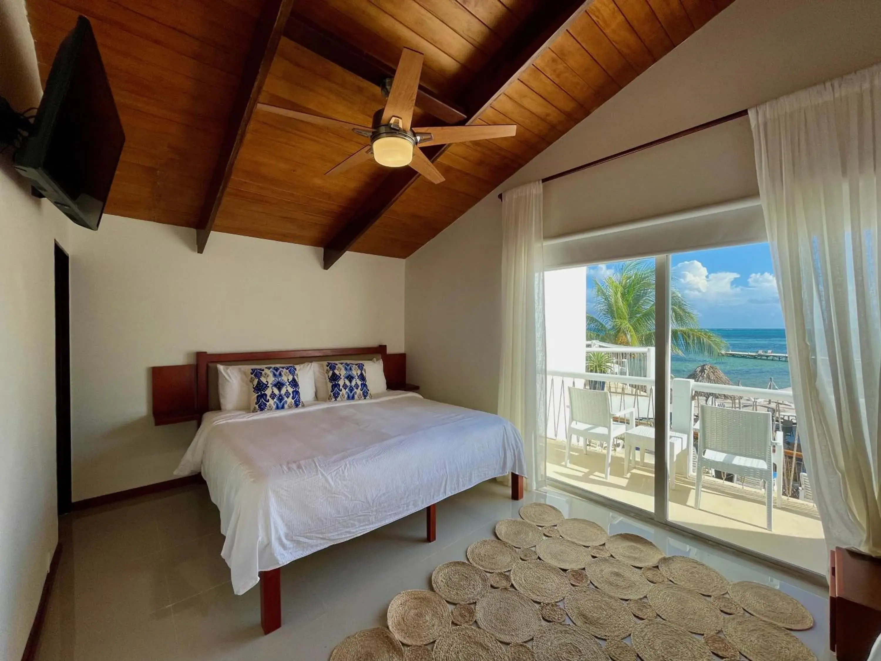 King Room with Balcony in Mata Rocks Resort King Room with Balcony in Mata Rocks Resort