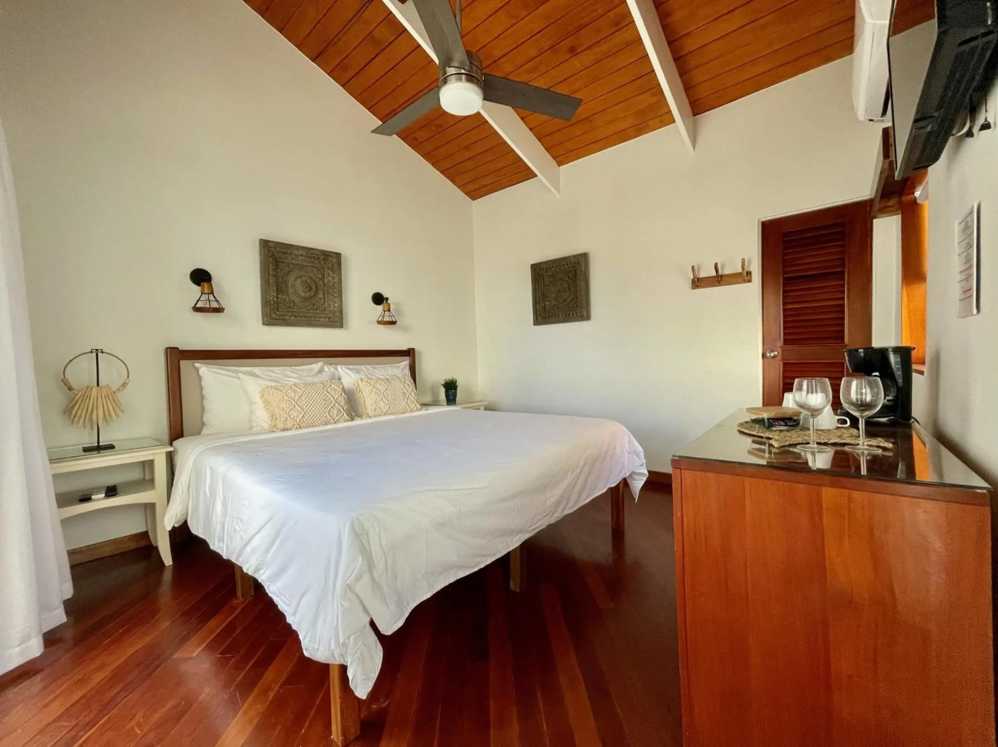 Queen Room with Balcony in Mata Rocks Resort