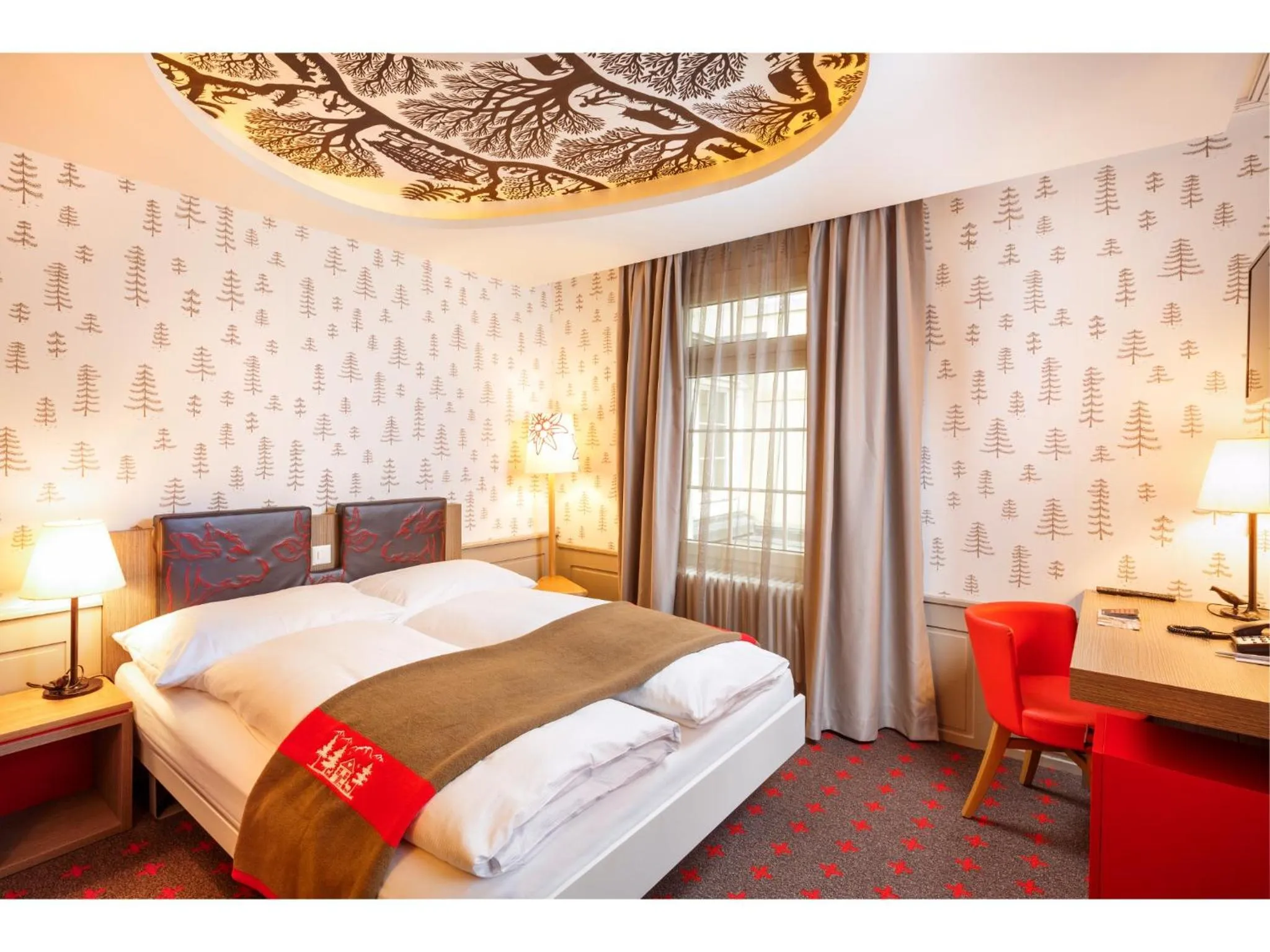 Photo of the whole room, Bed in Swiss Night by Fassbind