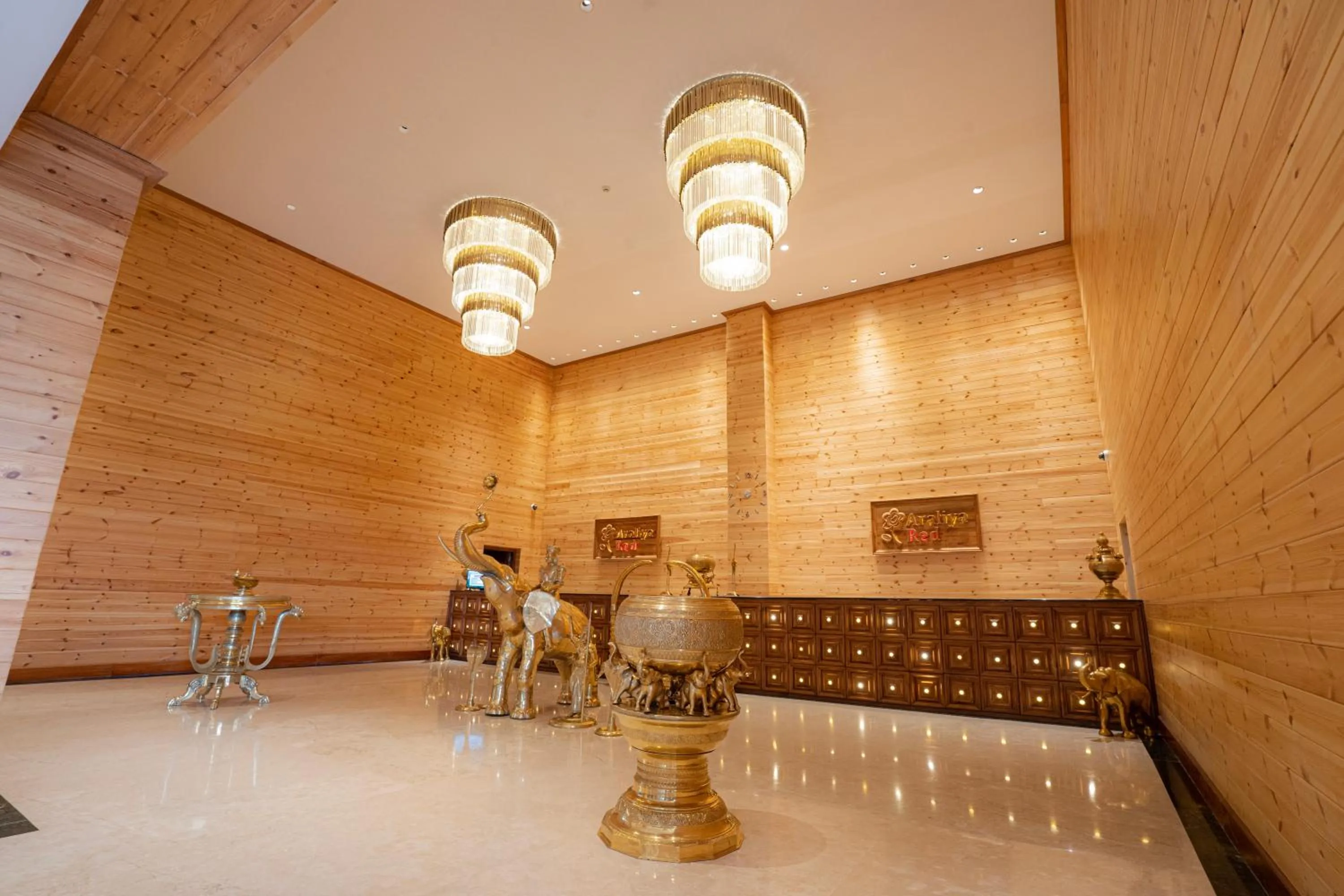 Lobby or reception in Araliya Red - Budget friendly Hotel- Where you find stunning 360 panoramic view of Nuwara Eliya