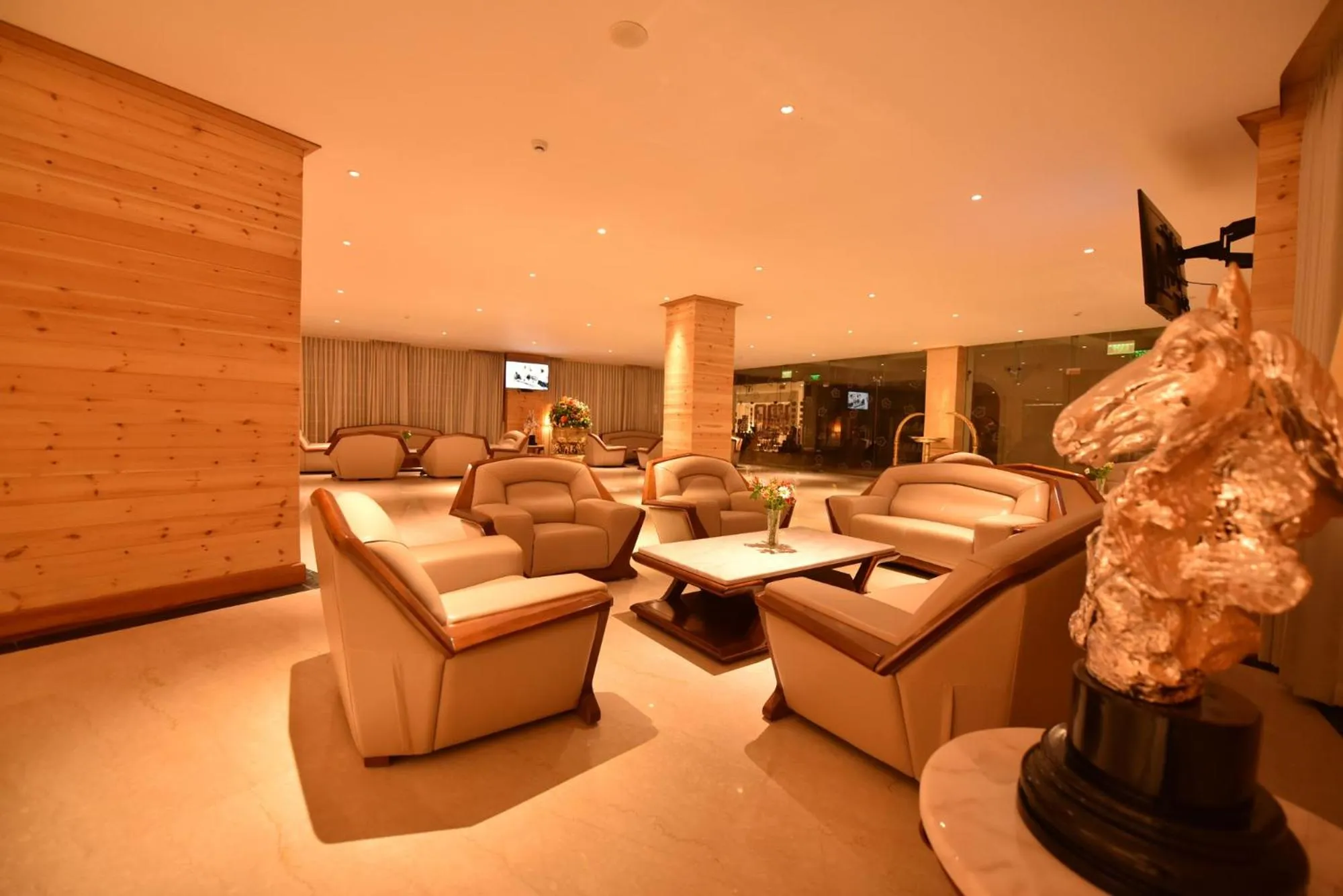 Lobby or reception in Araliya Red - Budget friendly Hotel- Where you find stunning 360 panoramic view of Nuwara Eliya