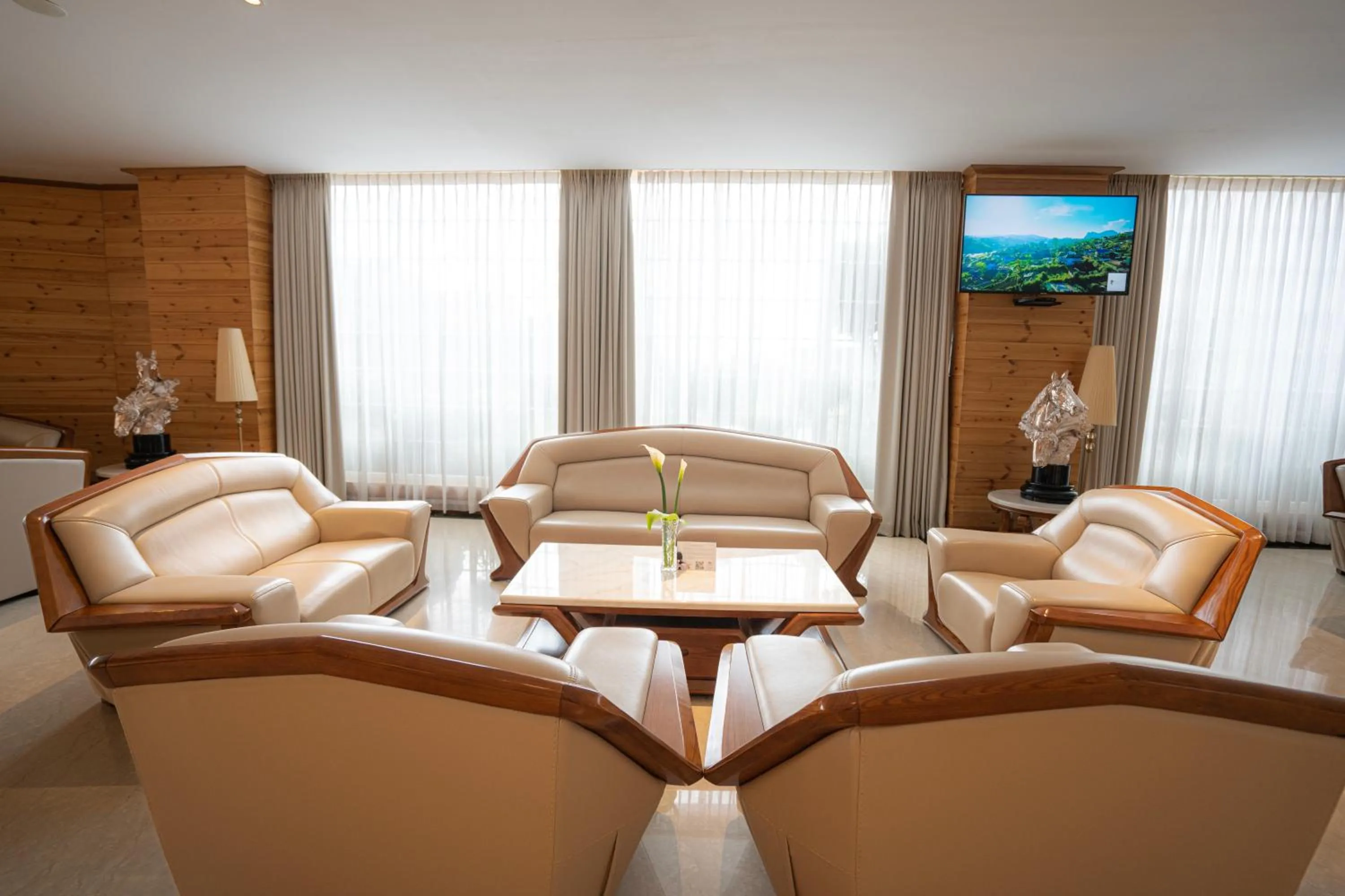 Lobby or reception in Araliya Red - Budget friendly Hotel- Where you find stunning 360 panoramic view of Nuwara Eliya