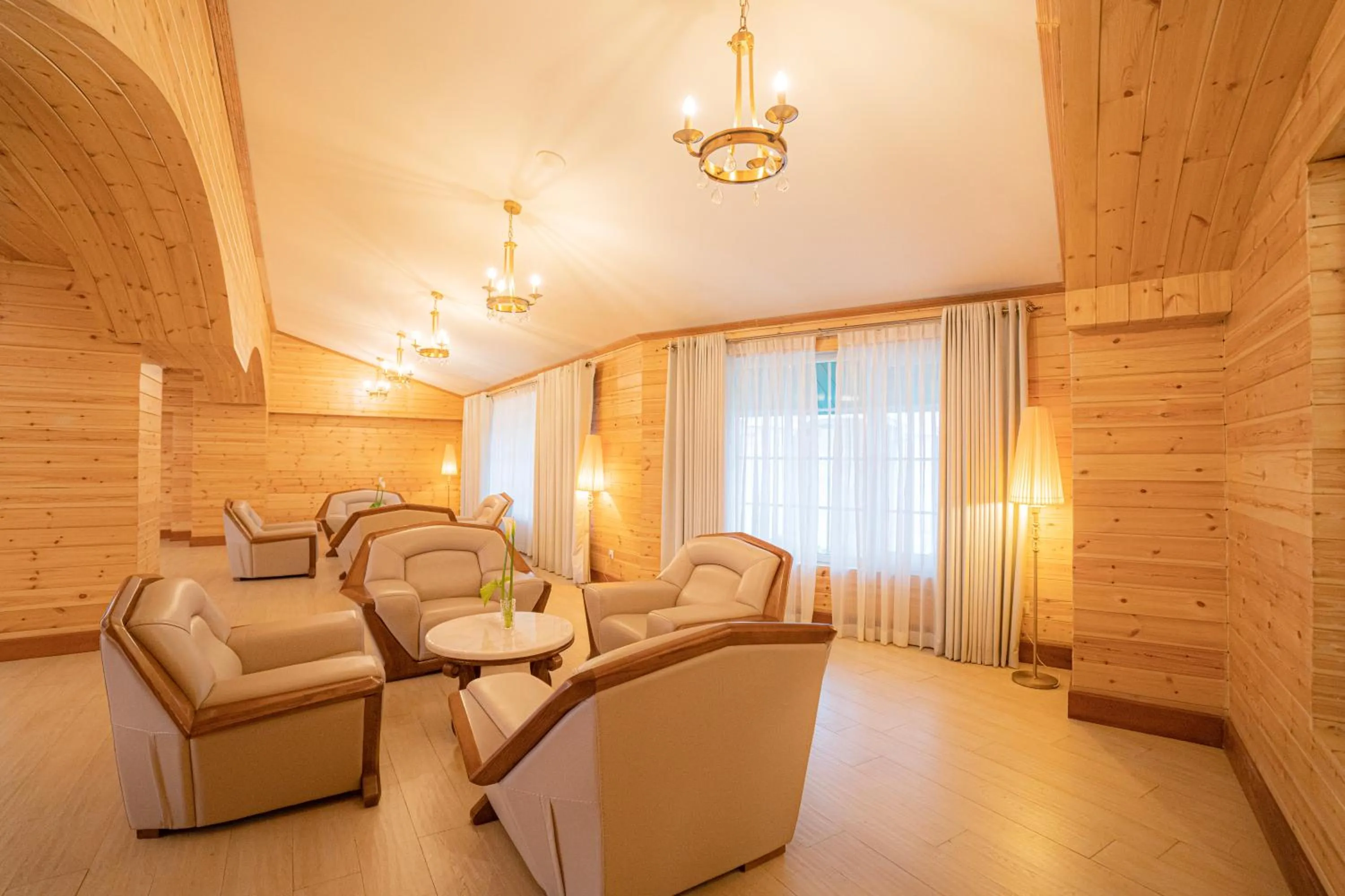 Lounge or bar in Araliya Red - Budget friendly Hotel- Where you find stunning 360 panoramic view of Nuwara Eliya