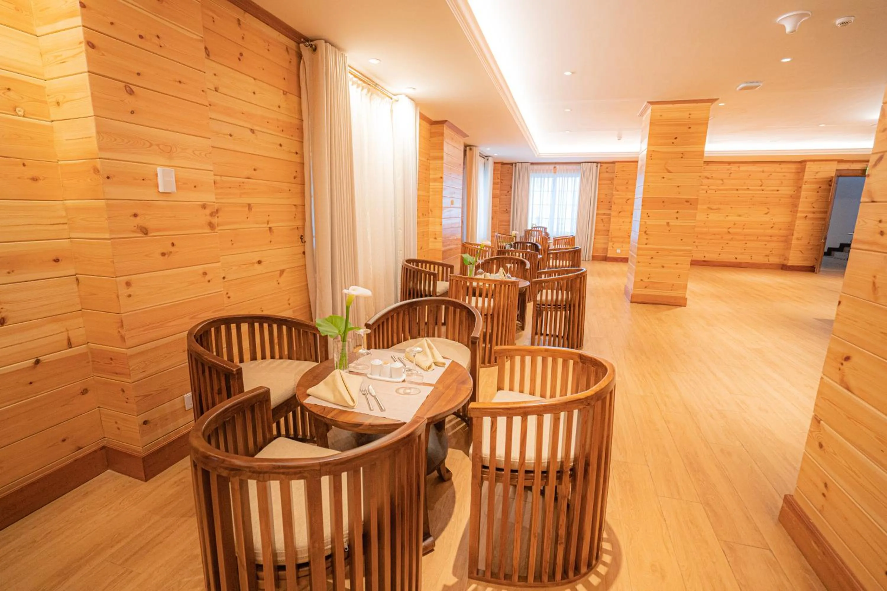 Lounge or bar in Araliya Red - Budget friendly Hotel- Where you find stunning 360 panoramic view of Nuwara Eliya