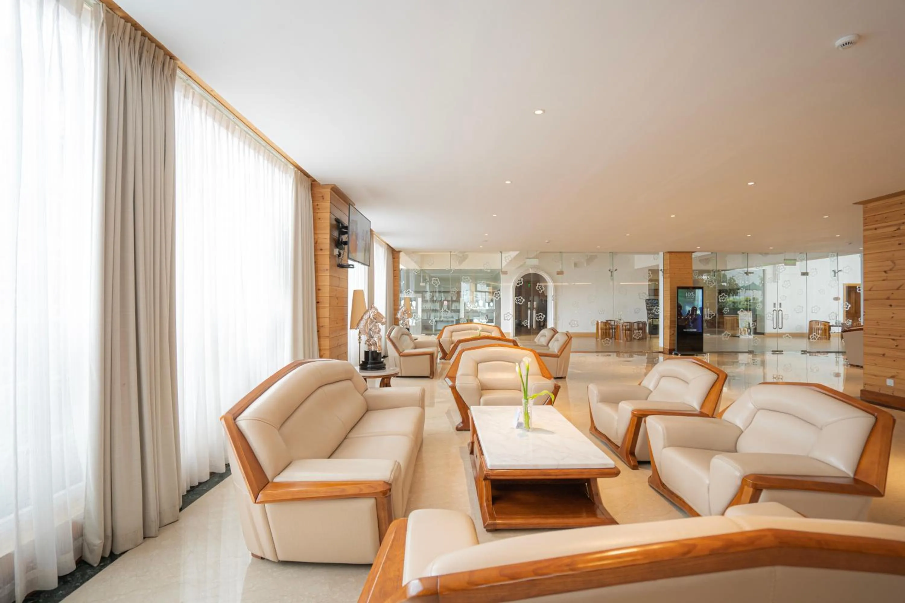 Lobby or reception in Araliya Red - Budget friendly Hotel- Where you find stunning 360 panoramic view of Nuwara Eliya