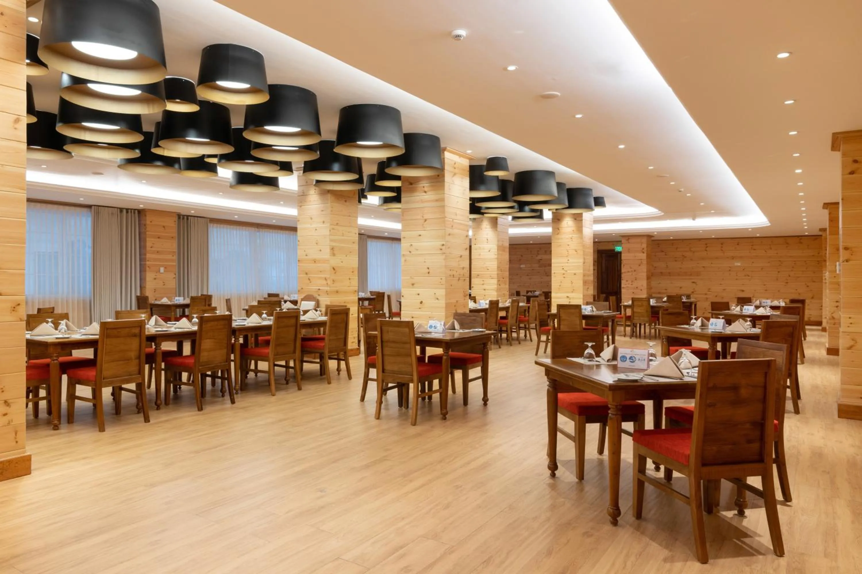 Restaurant/places to eat in Araliya Red - Budget friendly Hotel- Where you find stunning 360 panoramic view of Nuwara Eliya