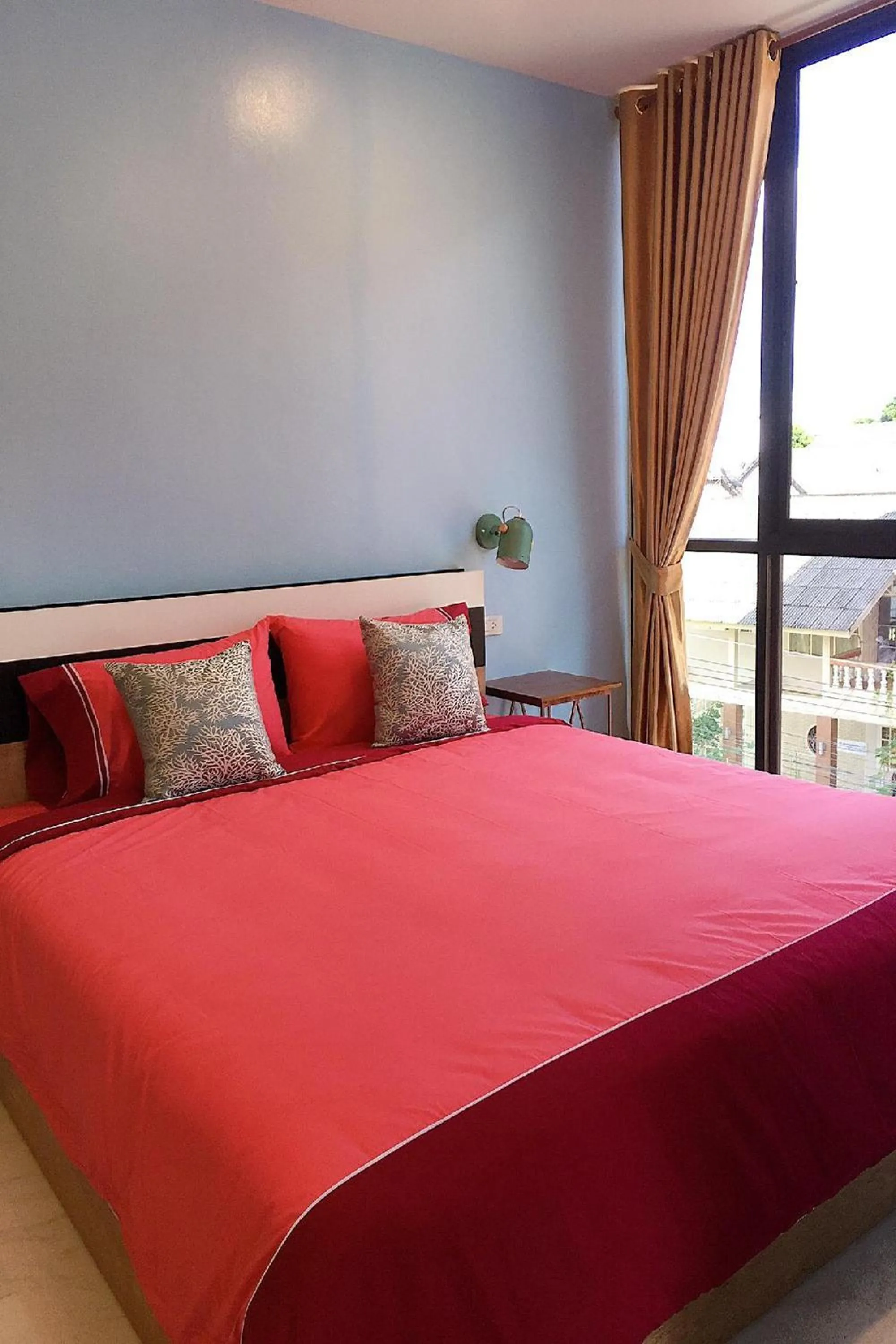 Photo of the whole room, Bed in Chor Chang House