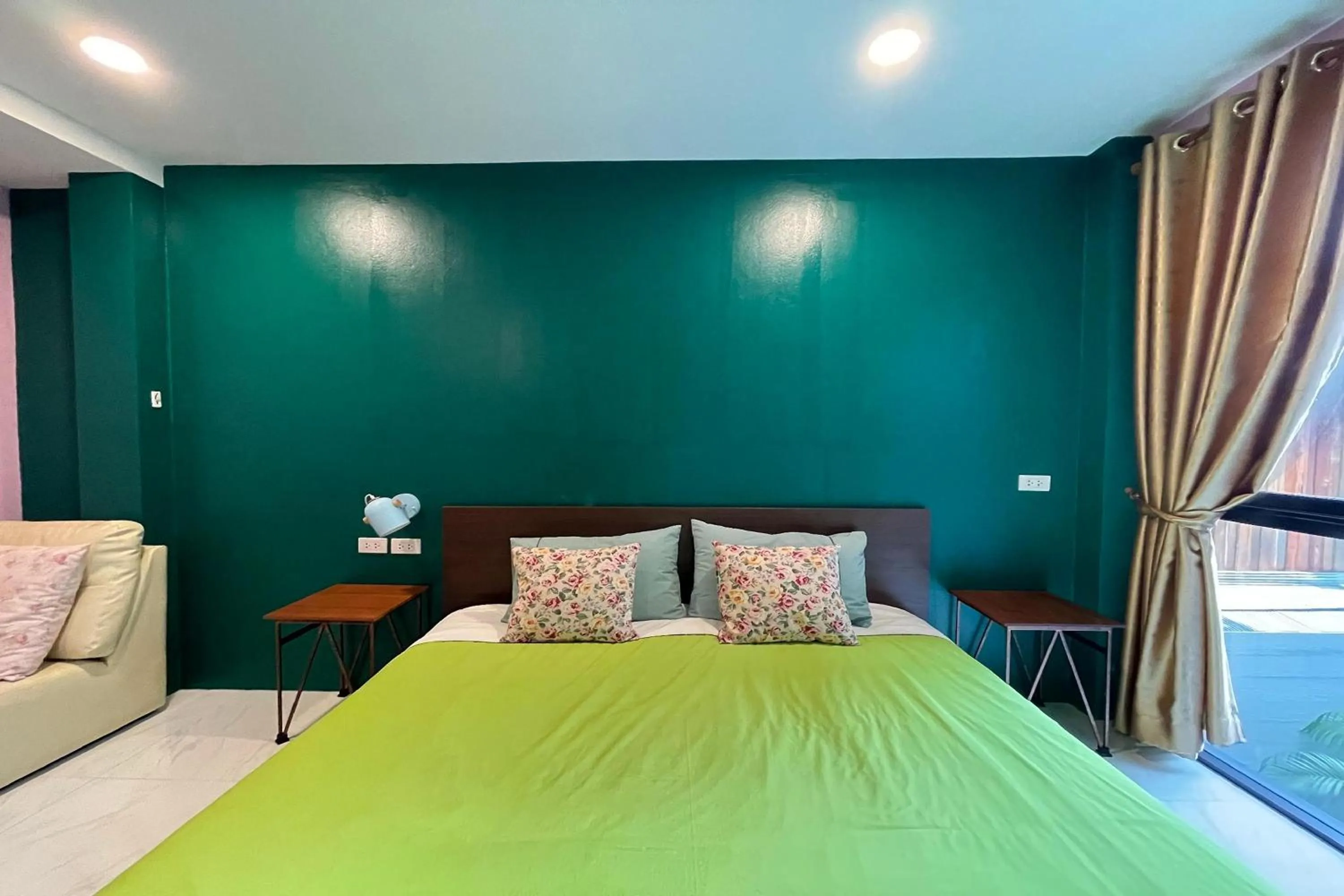 Photo of the whole room, Bed in Chor Chang House