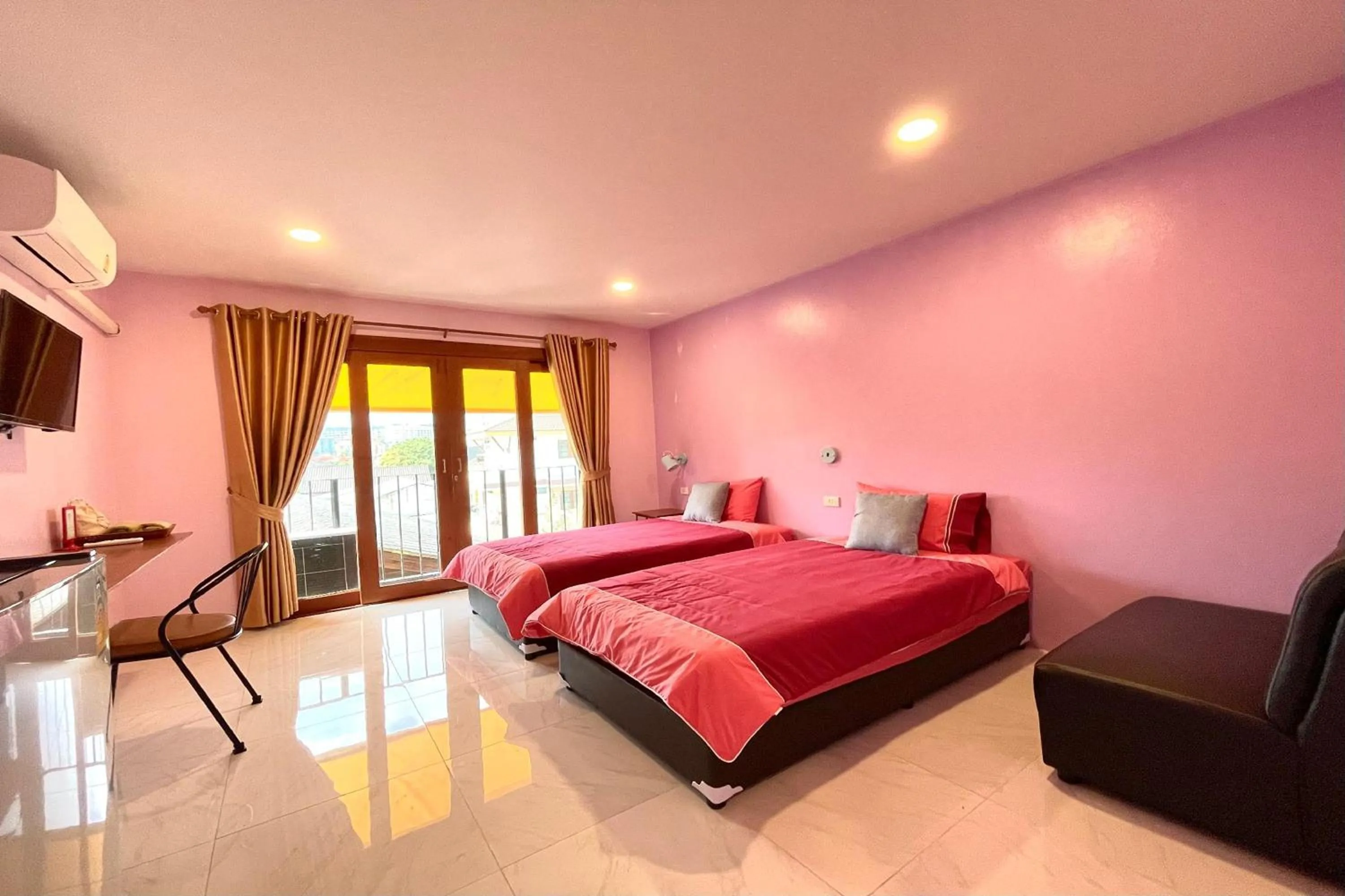 Photo of the whole room, Bed in Chor Chang House