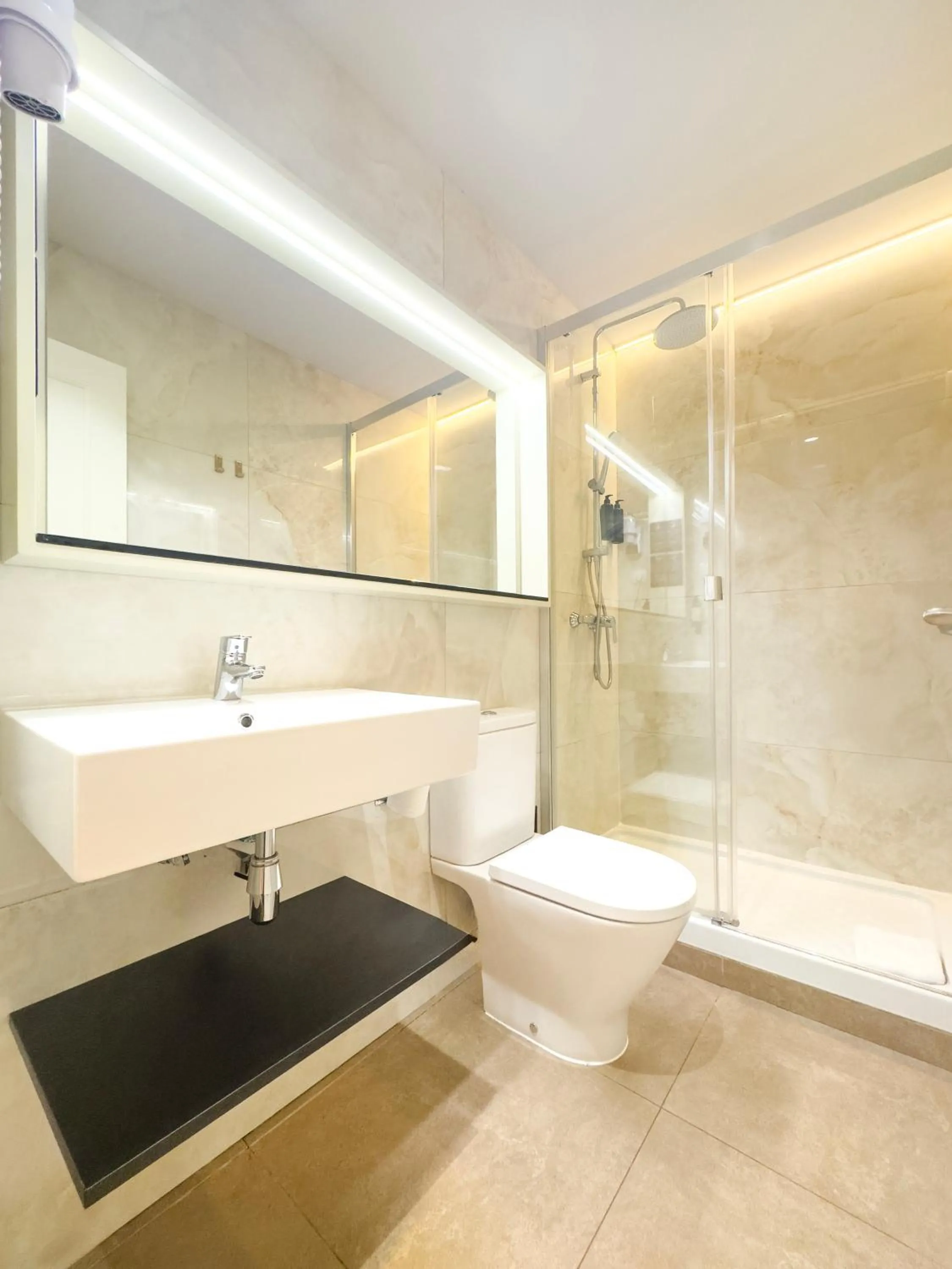 Shower in Ópera Stays by Charming
