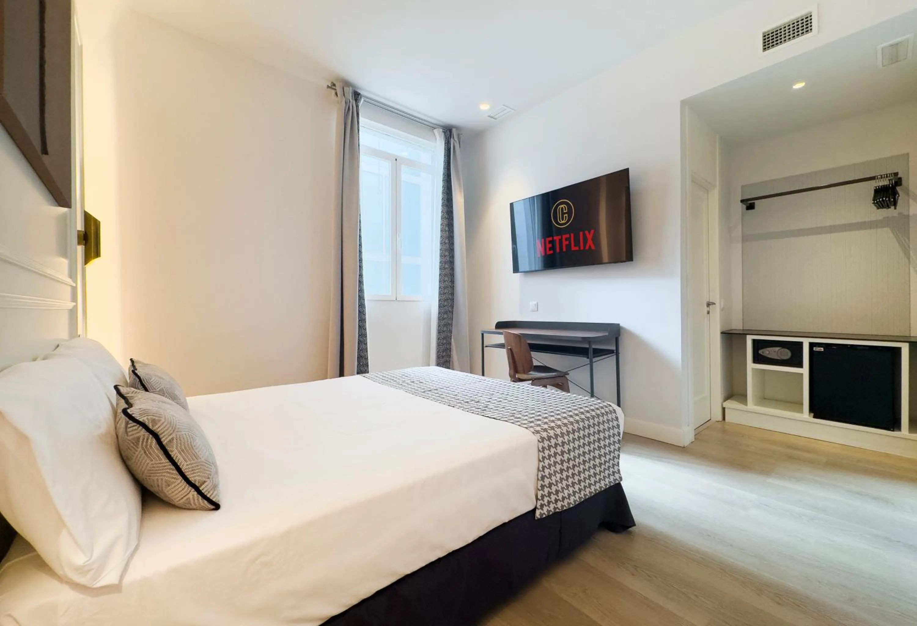 Photo of the whole room, Bed in Ópera Stays by Charming