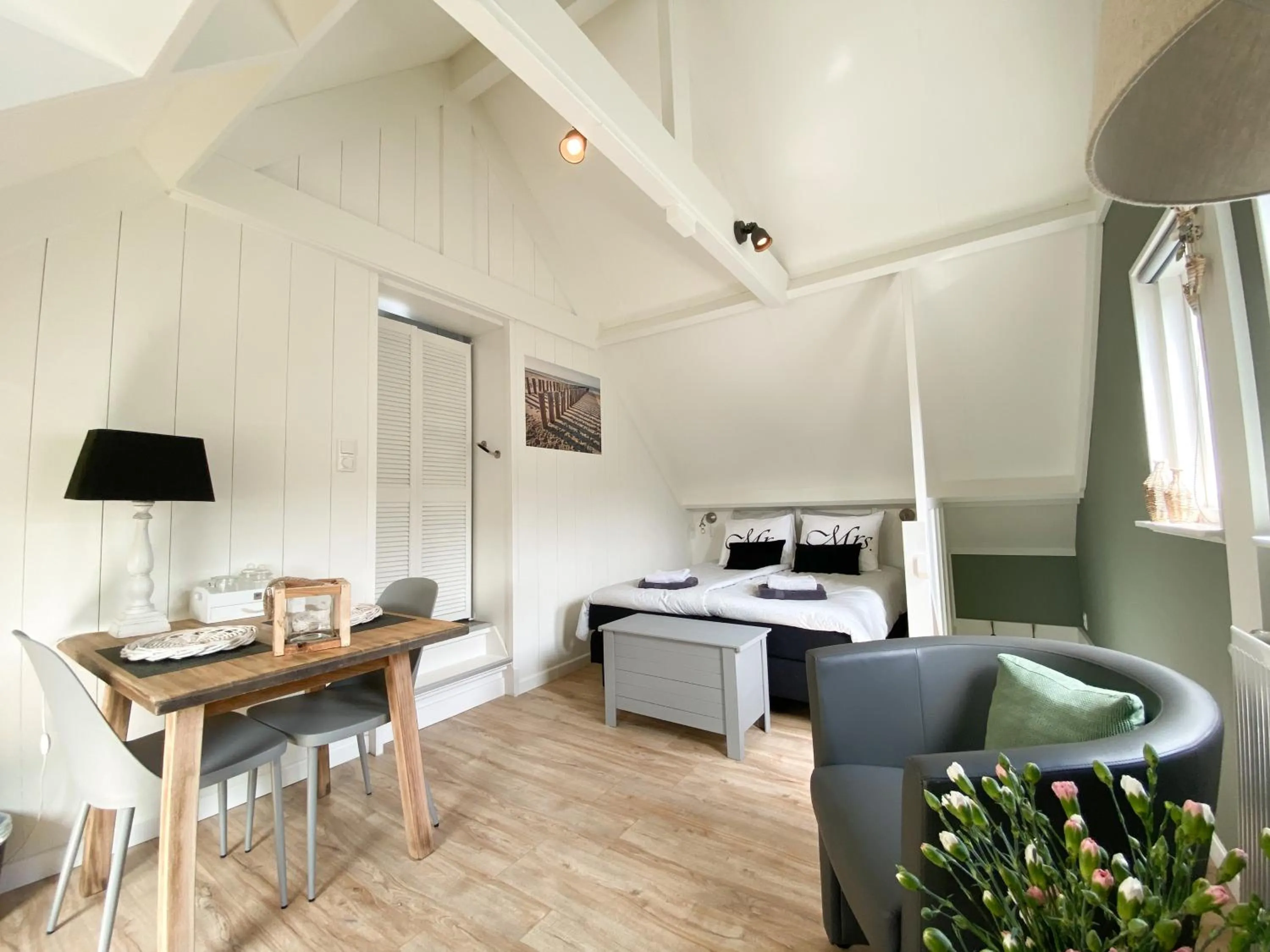 Photo of the whole room in bed bij zee