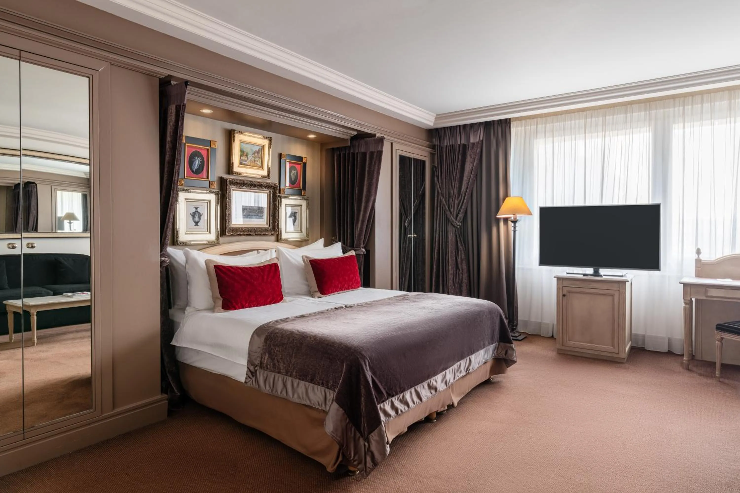 Bedroom, Bed in Royal Manotel