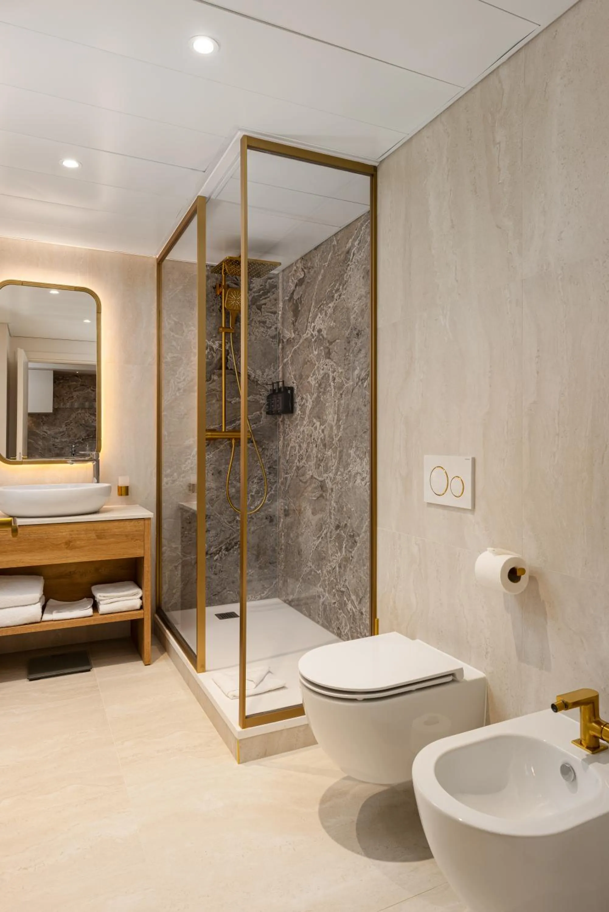 Shower in Royal Manotel