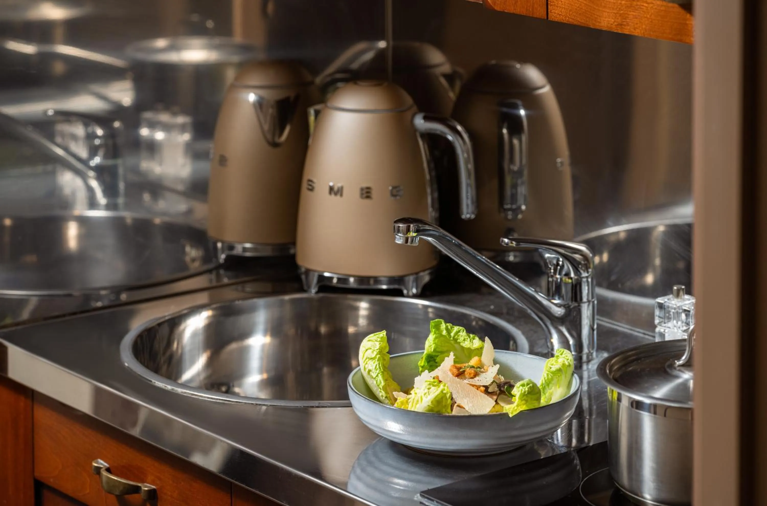 Kitchen or kitchenette in Royal Manotel